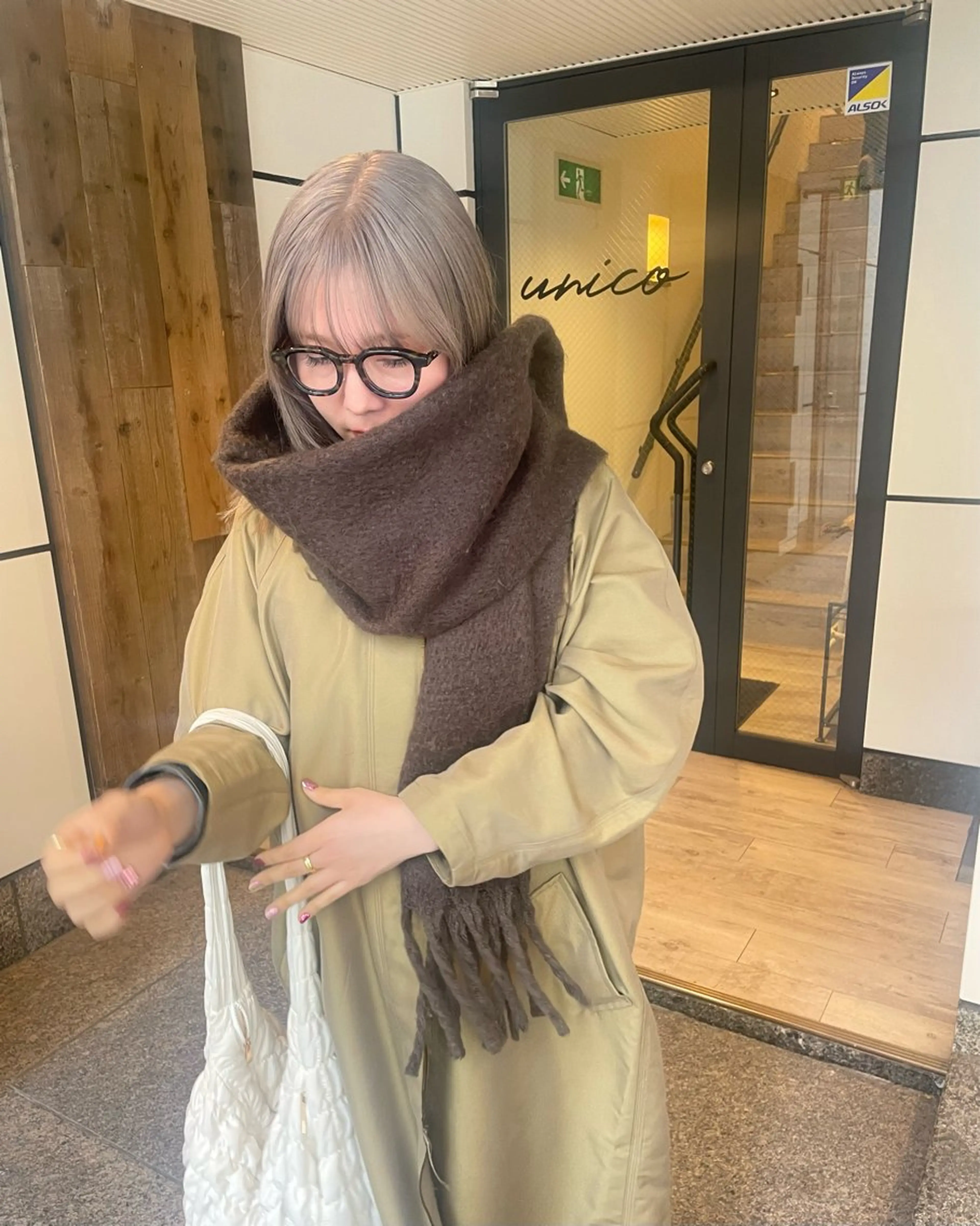 セミロング カラー ブロンド ホワイトブロンド ヘアカラー 渋谷 留菜のヘアスタイル