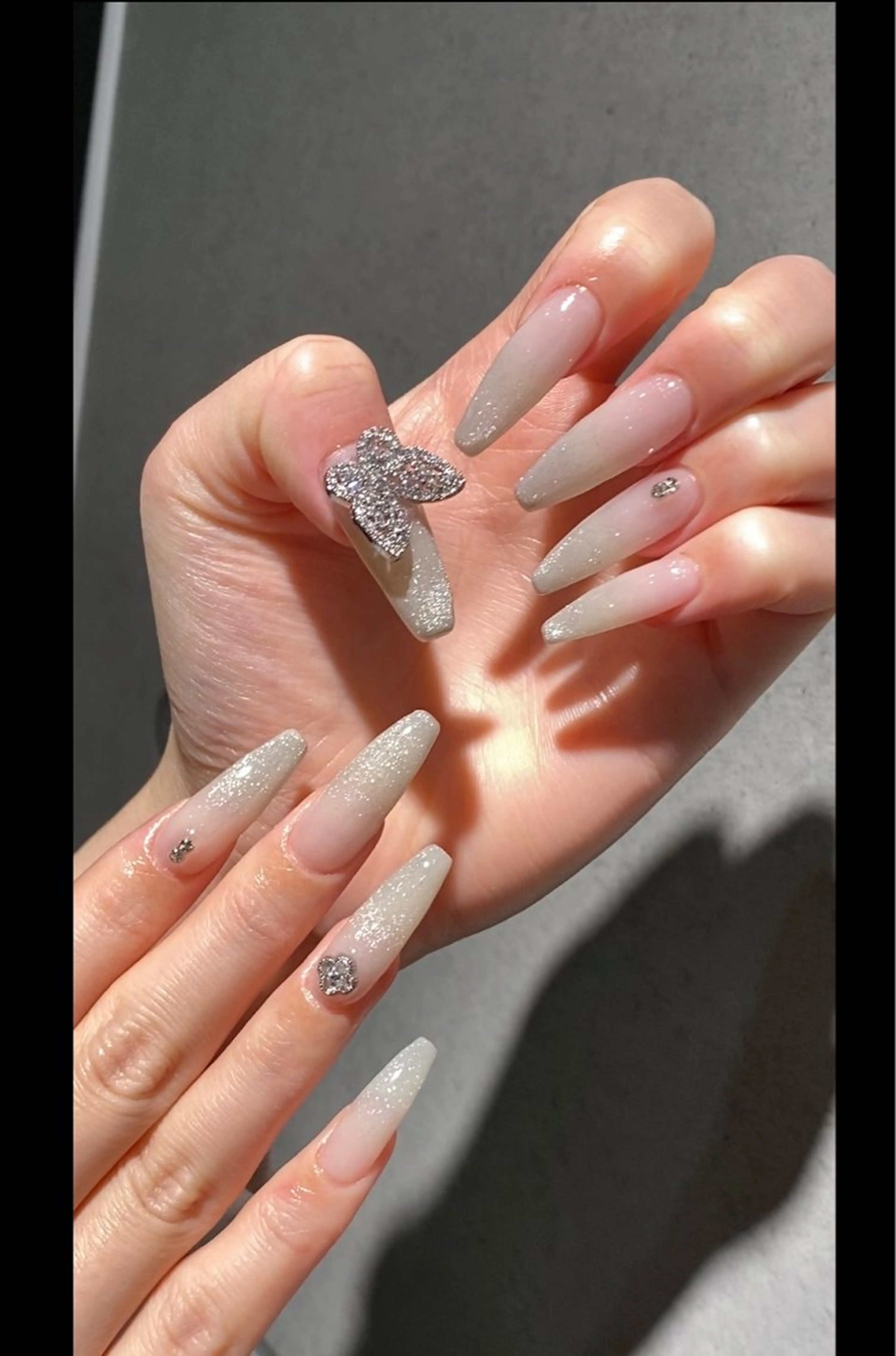 ネイル I-nailロング /ワンホン/キラキラのネイルデザイン