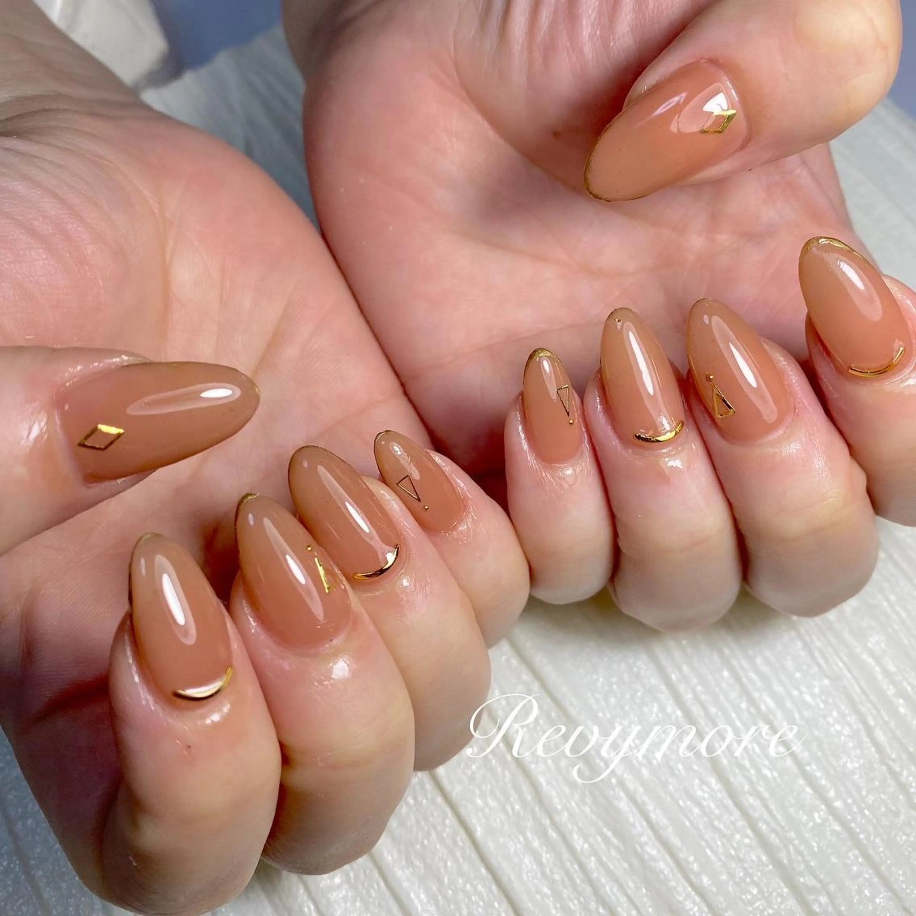 ミディアム ネイル 韓国風ヘア ジェルネイル ゴールド キラキラネイル 韓国ネイル nail salon Revymoreのネイルデザイン