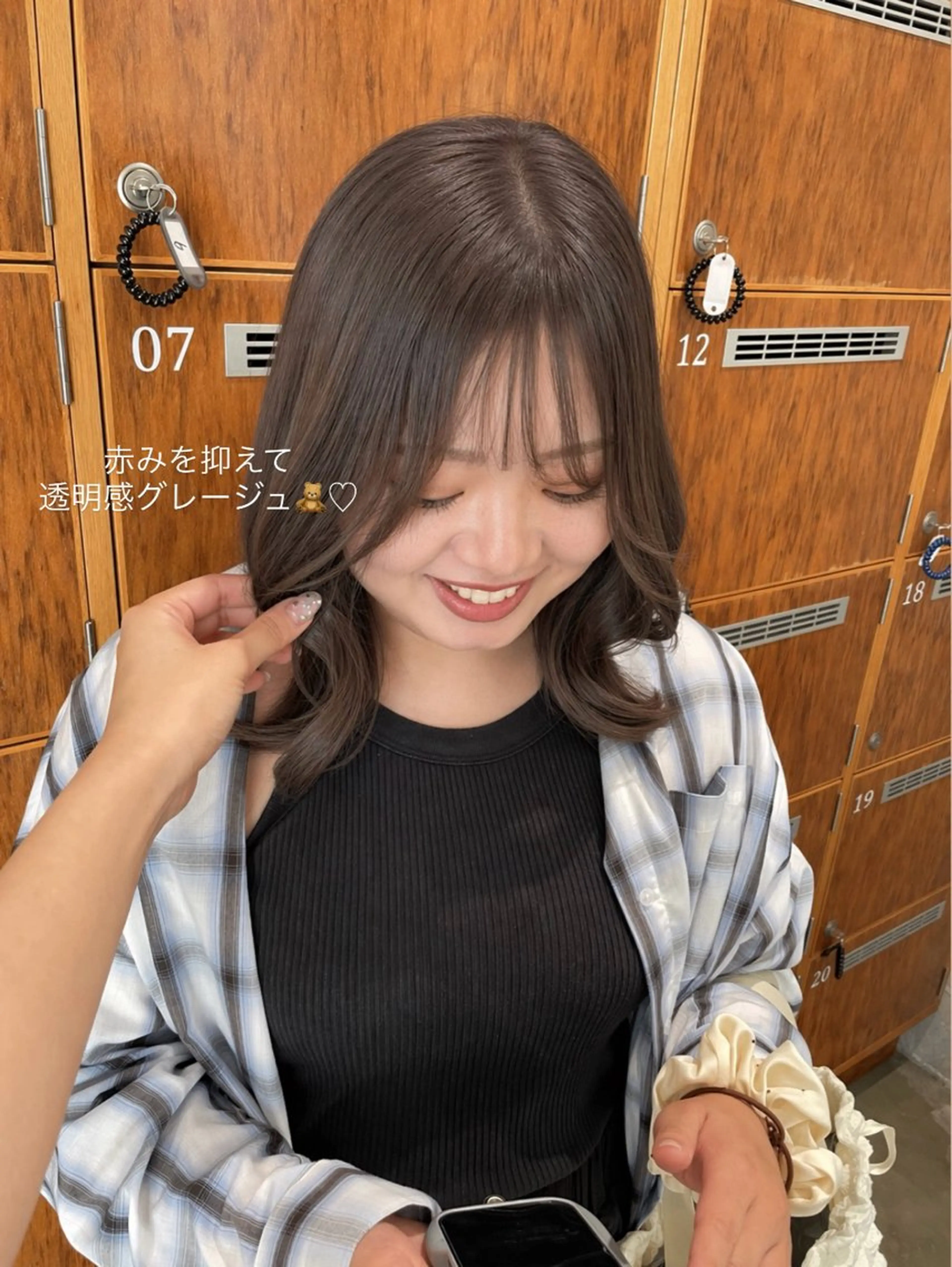 ミディアム カラー グレージュ Helena_ まひろのヘアスタイル