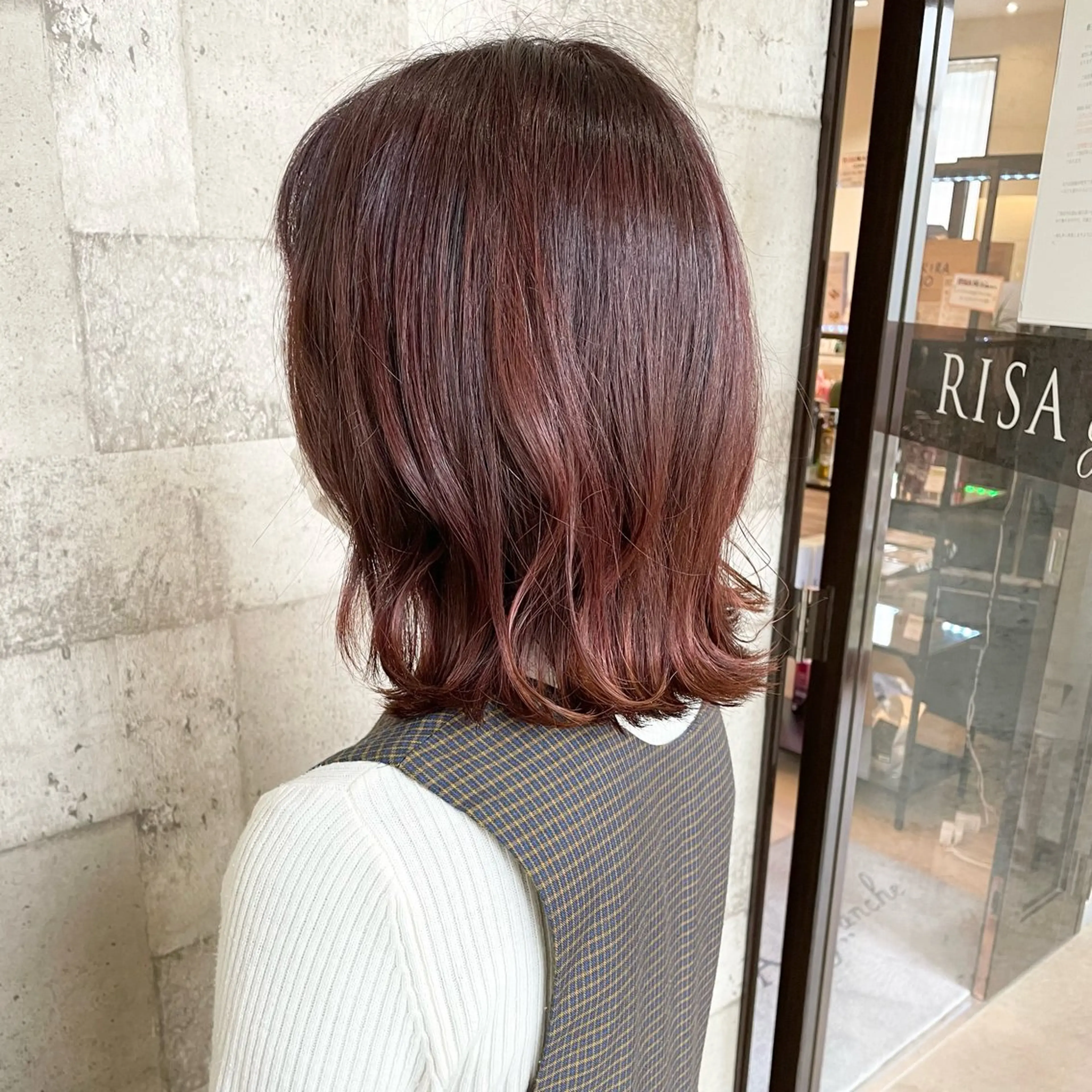 ミディアム カラー ピンクカラー レッドカラー ボブ 外ハネヘア 村上 遥香 店長スタイリストのヘアスタイル