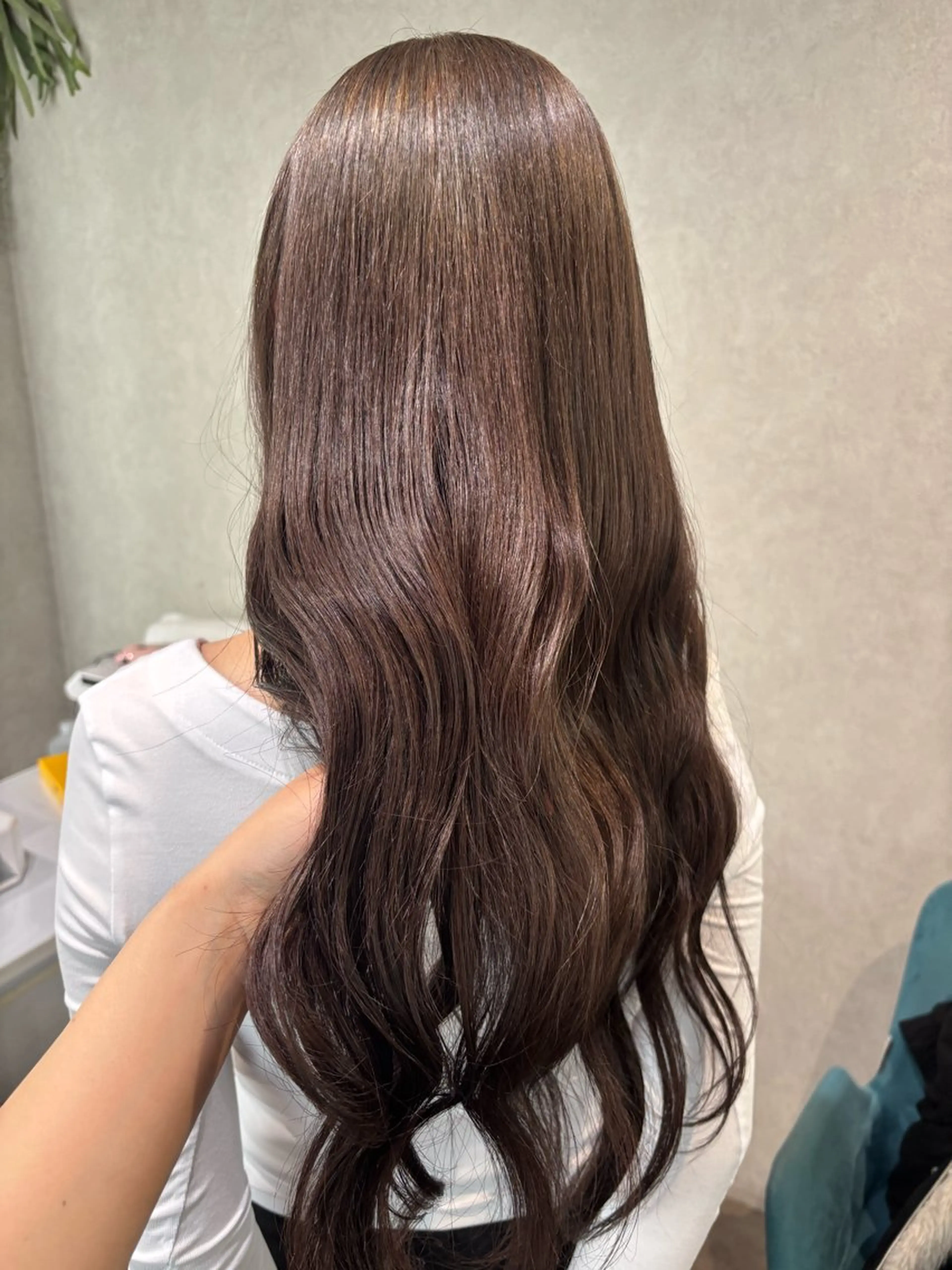 ロング 切りっぱなしボブ ボブ くせ毛 顔まわりレイヤー 顔周りカット ヘアカラー iona/ハイトーン /ネイルのネイルデザイン