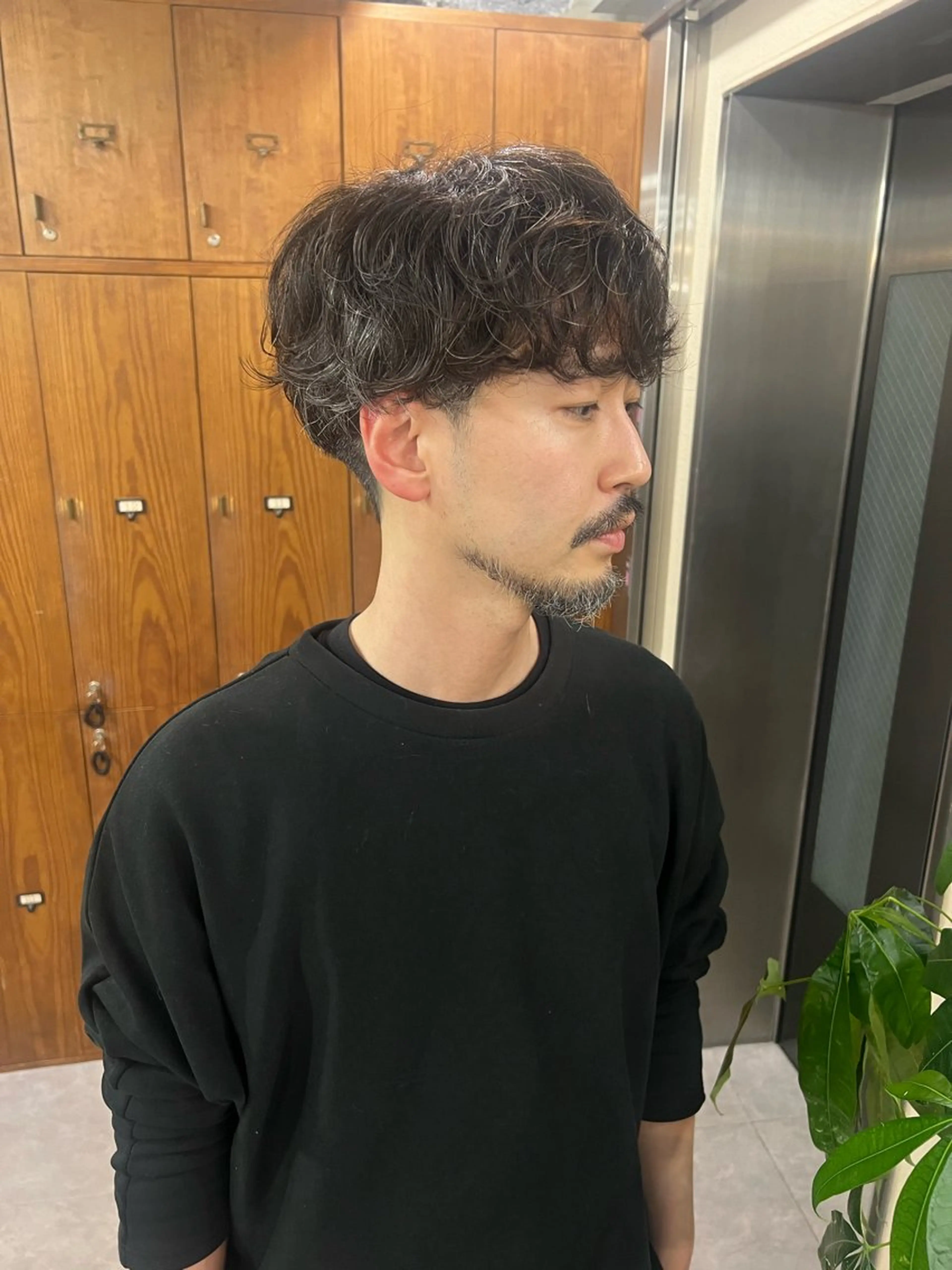 ミディアム パーマ メンズ メンズ職人/センター パート/富沢真斗のヘアスタイル