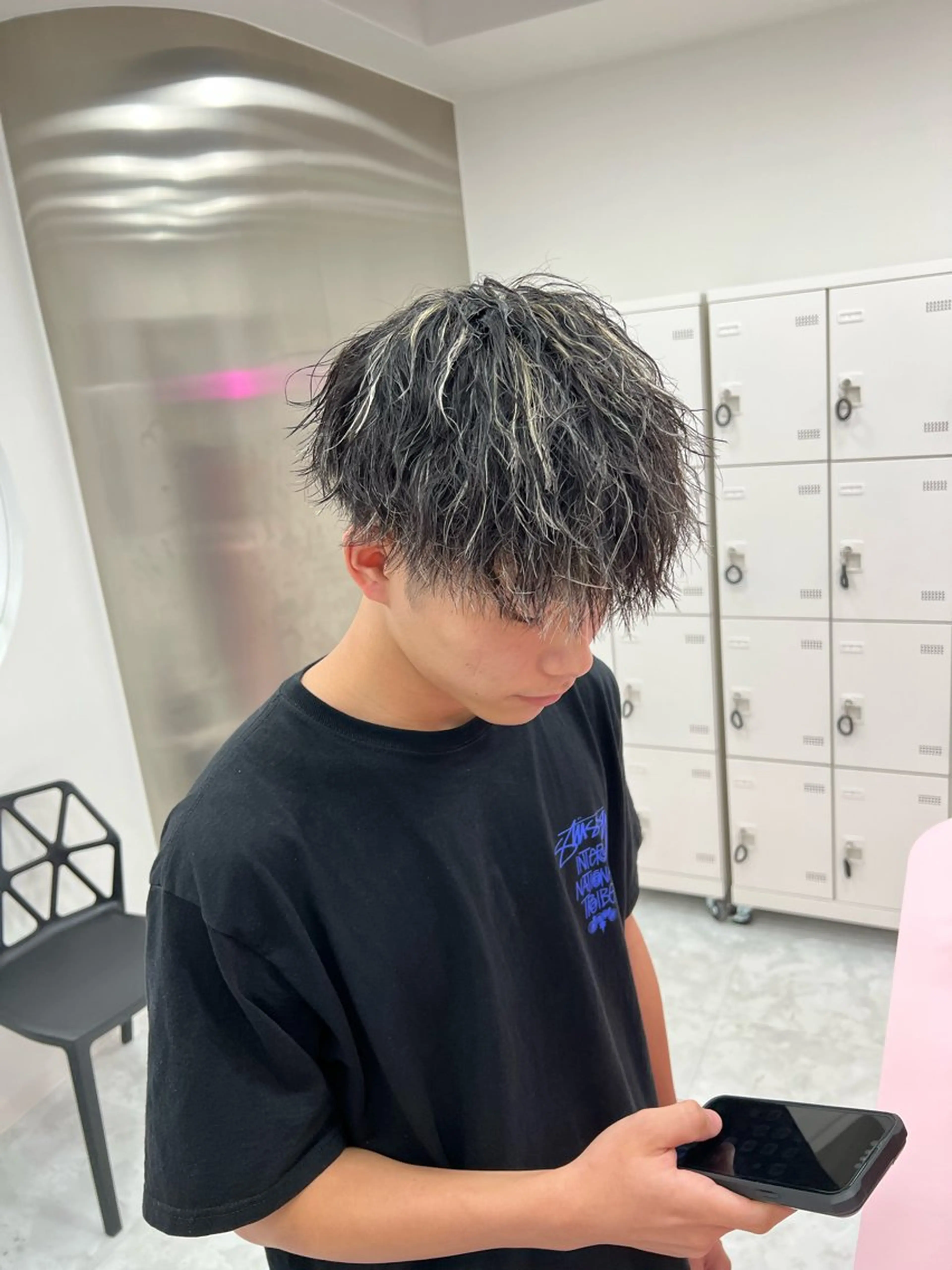 ミディアム カラー パーマ メンズ ミディアムパーマ センターパート メンズ韓国風 韓国マッシュ マッシュウルフ メンズパーマ特化 TAIGAのヘアスタイル