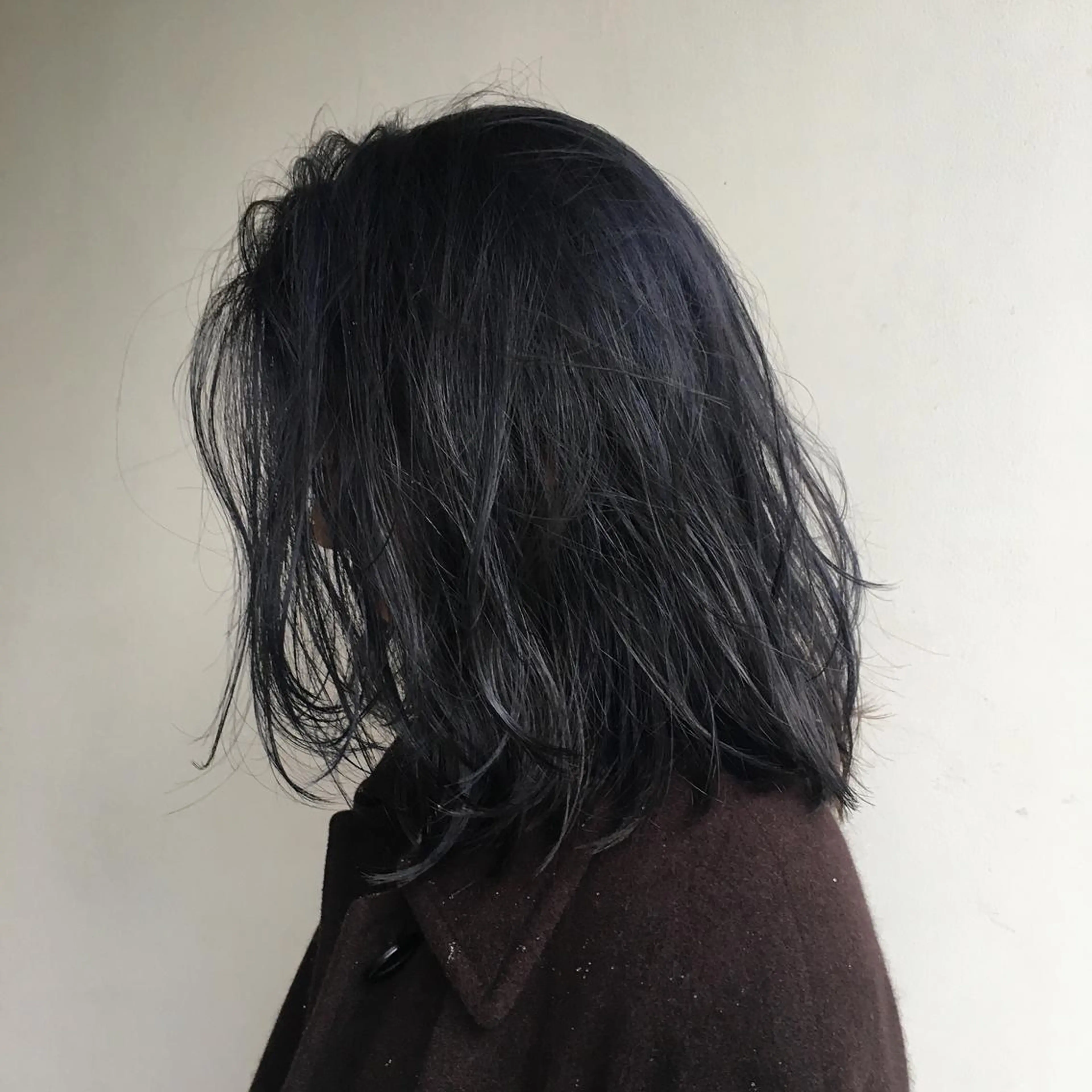 ミディアム カラー アディクシーカラー ブリーチ ブルーカラー ブルーバイオレット 透明感カラー のばた ちかのヘアスタイル