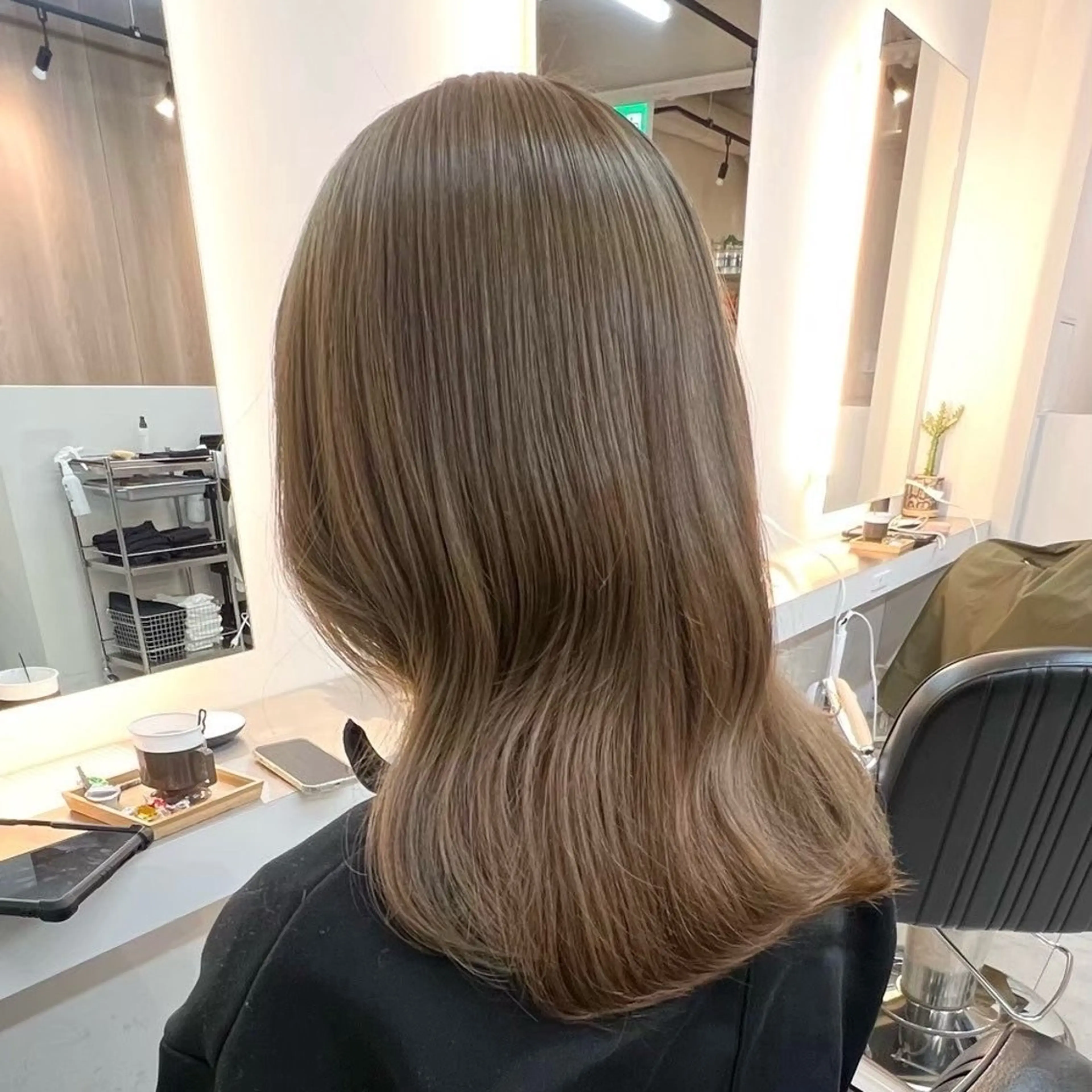 セミロング カラー 松葉 柚月のヘアスタイル