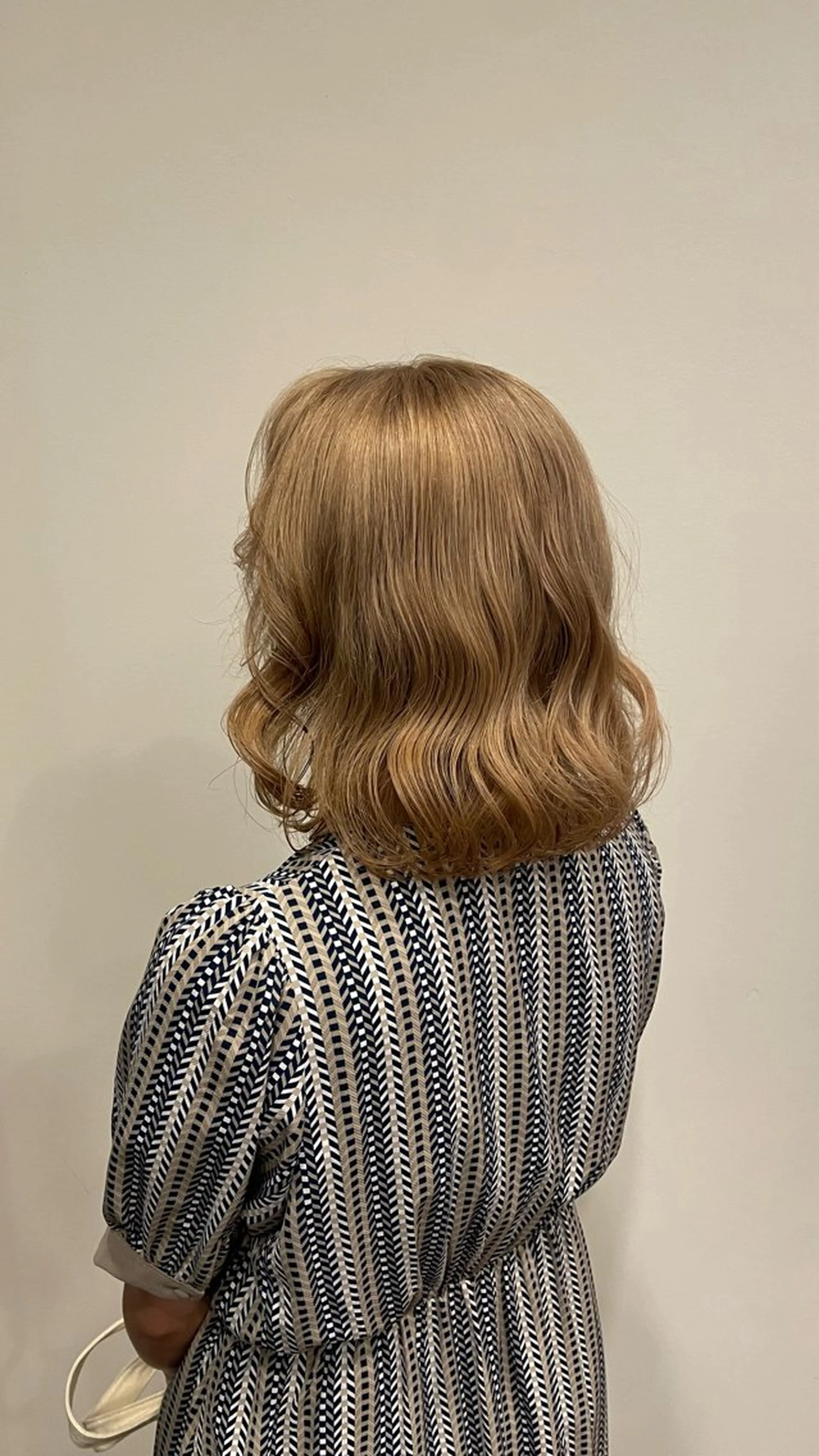 セミロング カラー ブリーチ ブロンド ヤスダ ホノカのヘアスタイル