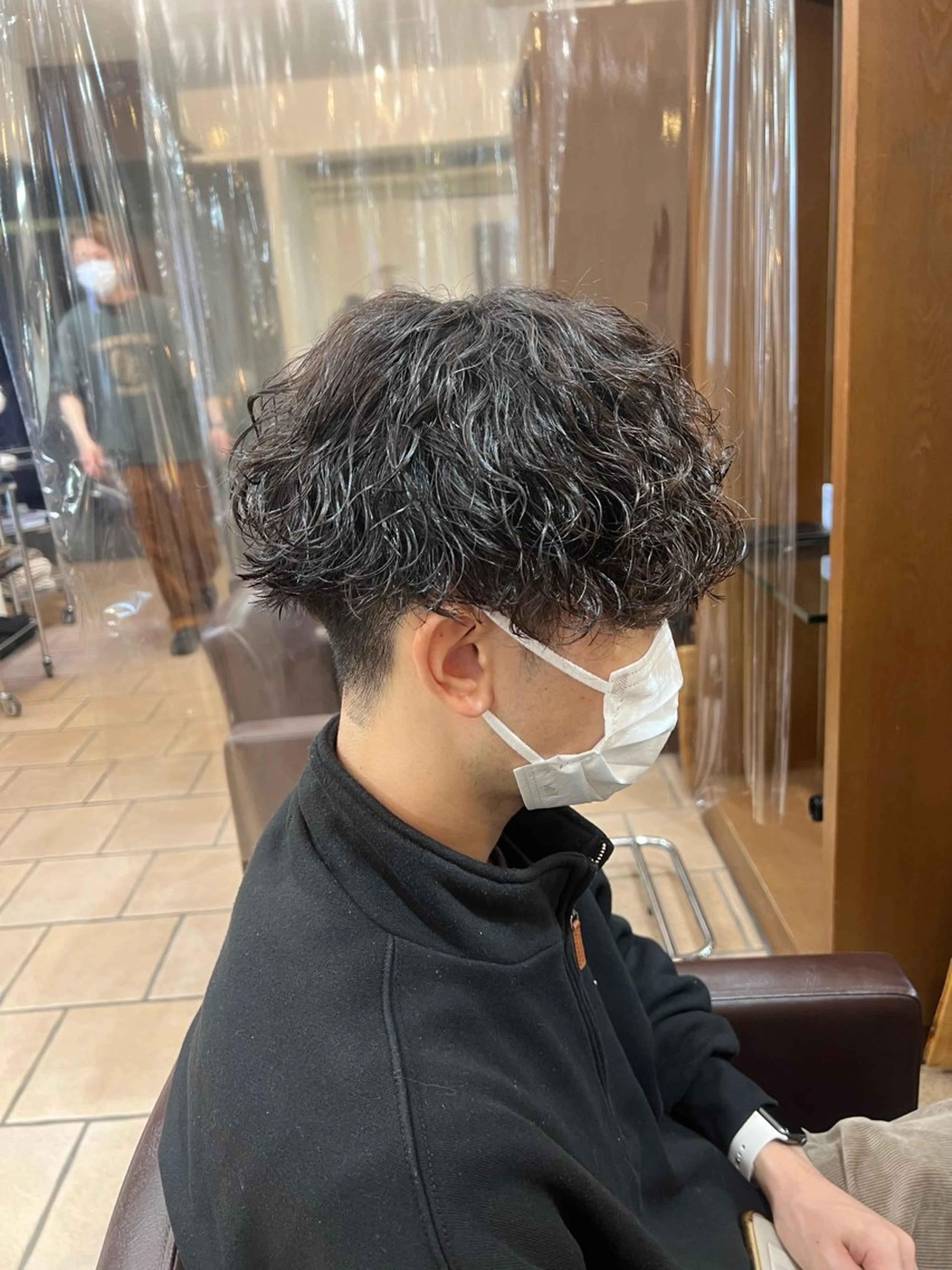 ミディアム パーマ メンズ ミディアムパーマ メンズパーマ 波巻きパーマ カット パーマ メンズカットパーマ ✂️ JOYAのヘアスタイル