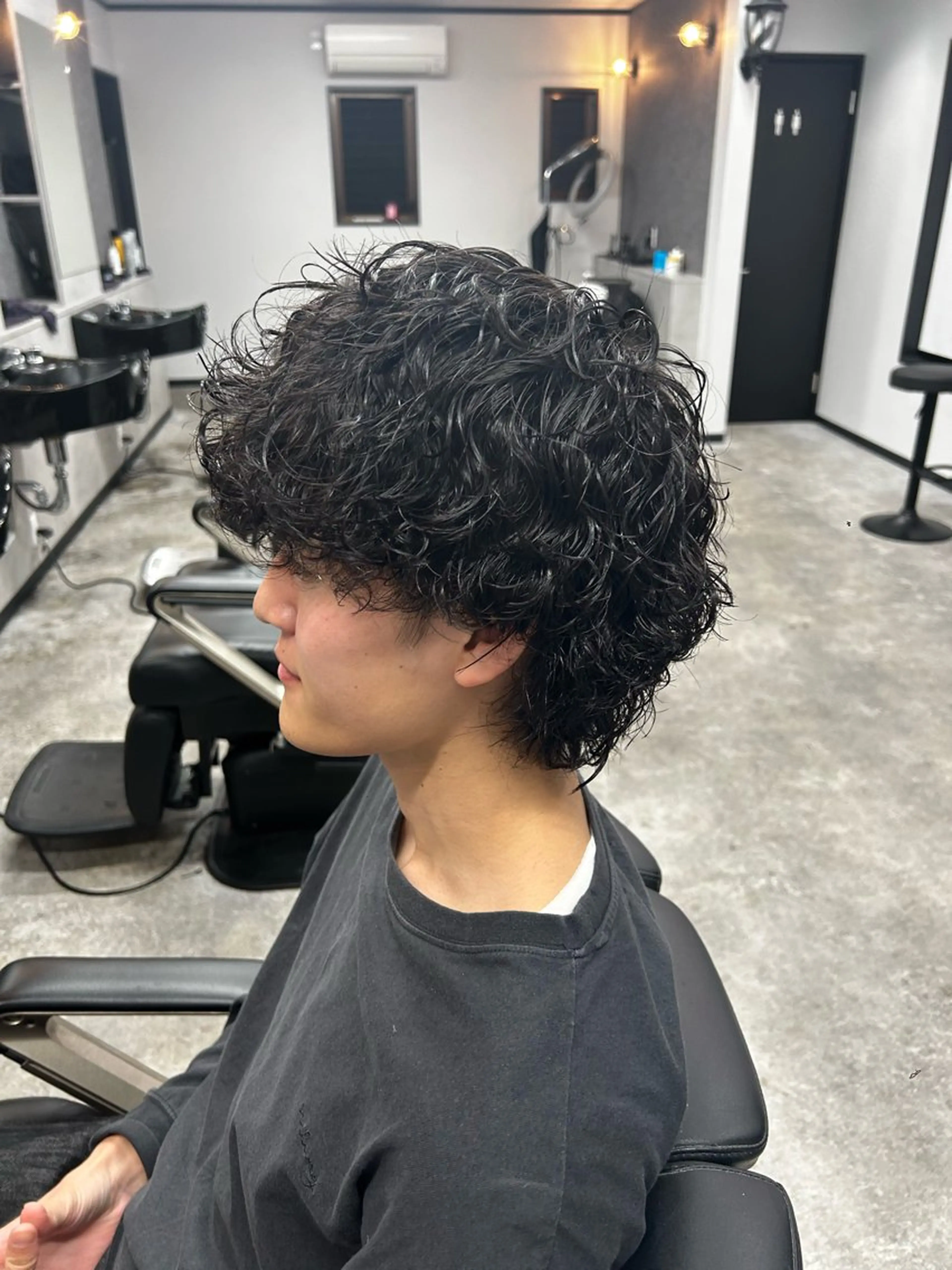 ミディアム パーマ メンズ 波巻きパーマ メンズウルフカット ウルフカット カット パーマ メンズカット/ メンズパーマ/佐藤のヘアスタイル