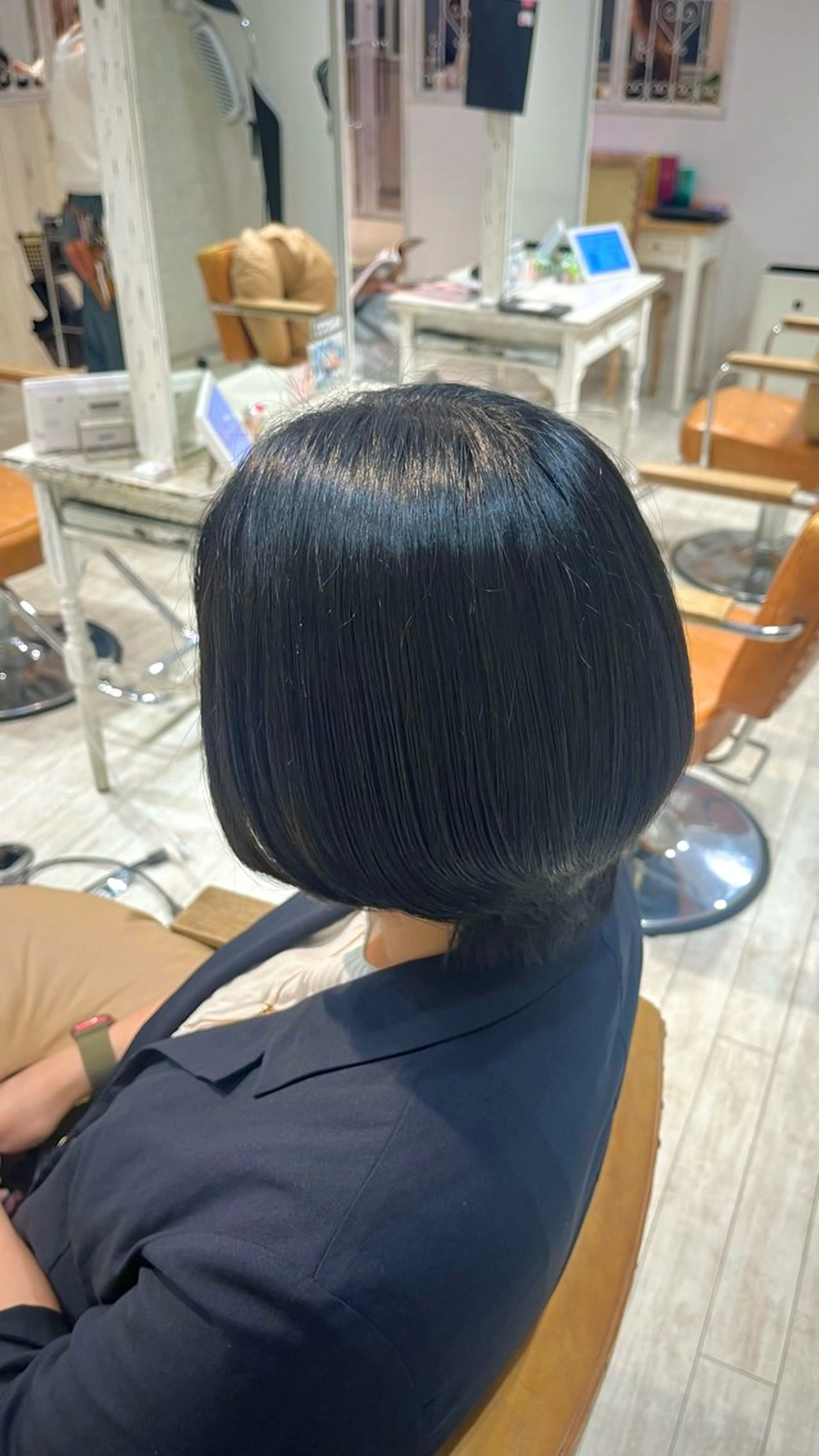 ショート カラー 黒髪 ブリーチ ブルーカラー ブルーブラック ブリーチなしカラー 杉浦 悠月のヘアスタイル