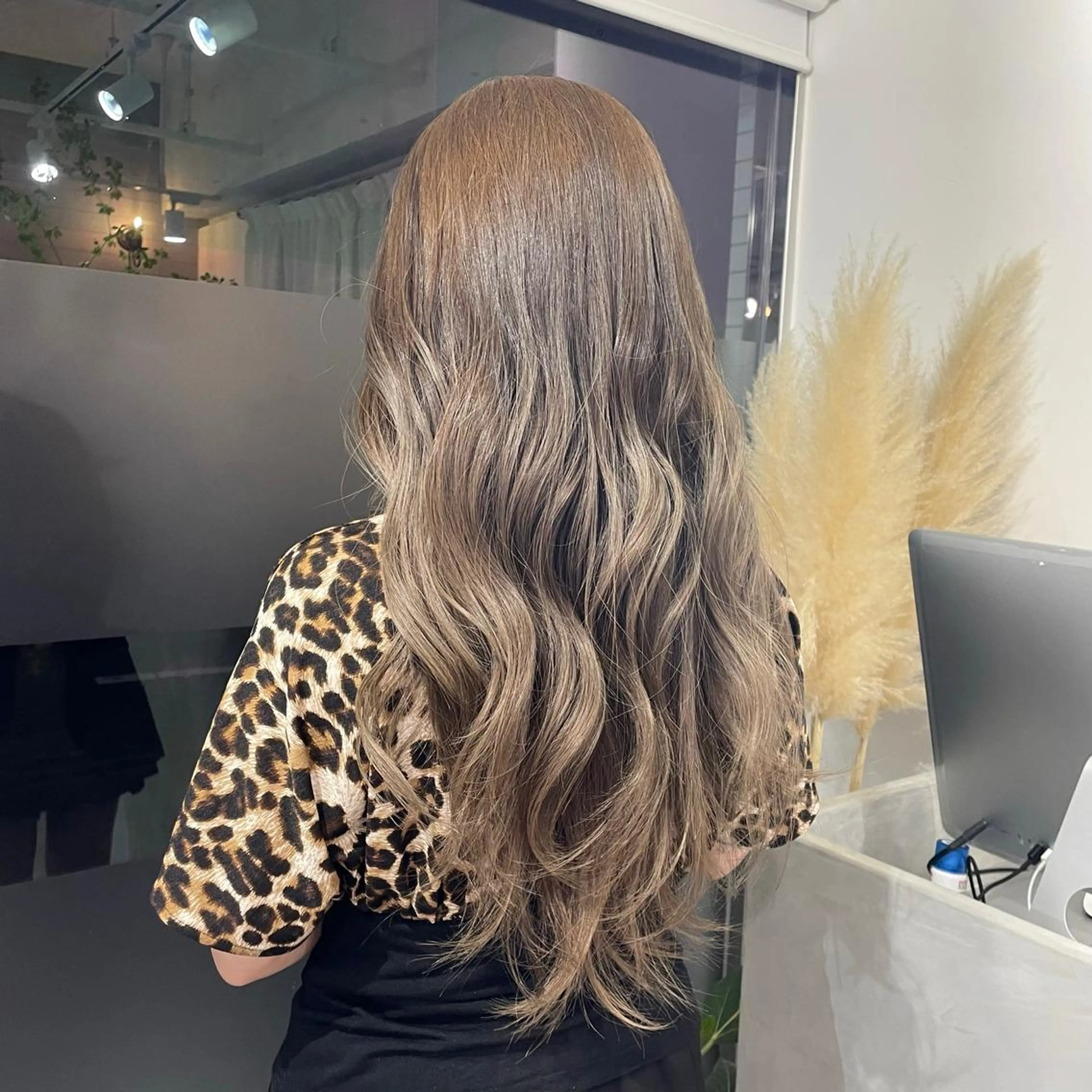 ロング カラー ブリーチ monami 山本華菜のヘアスタイル