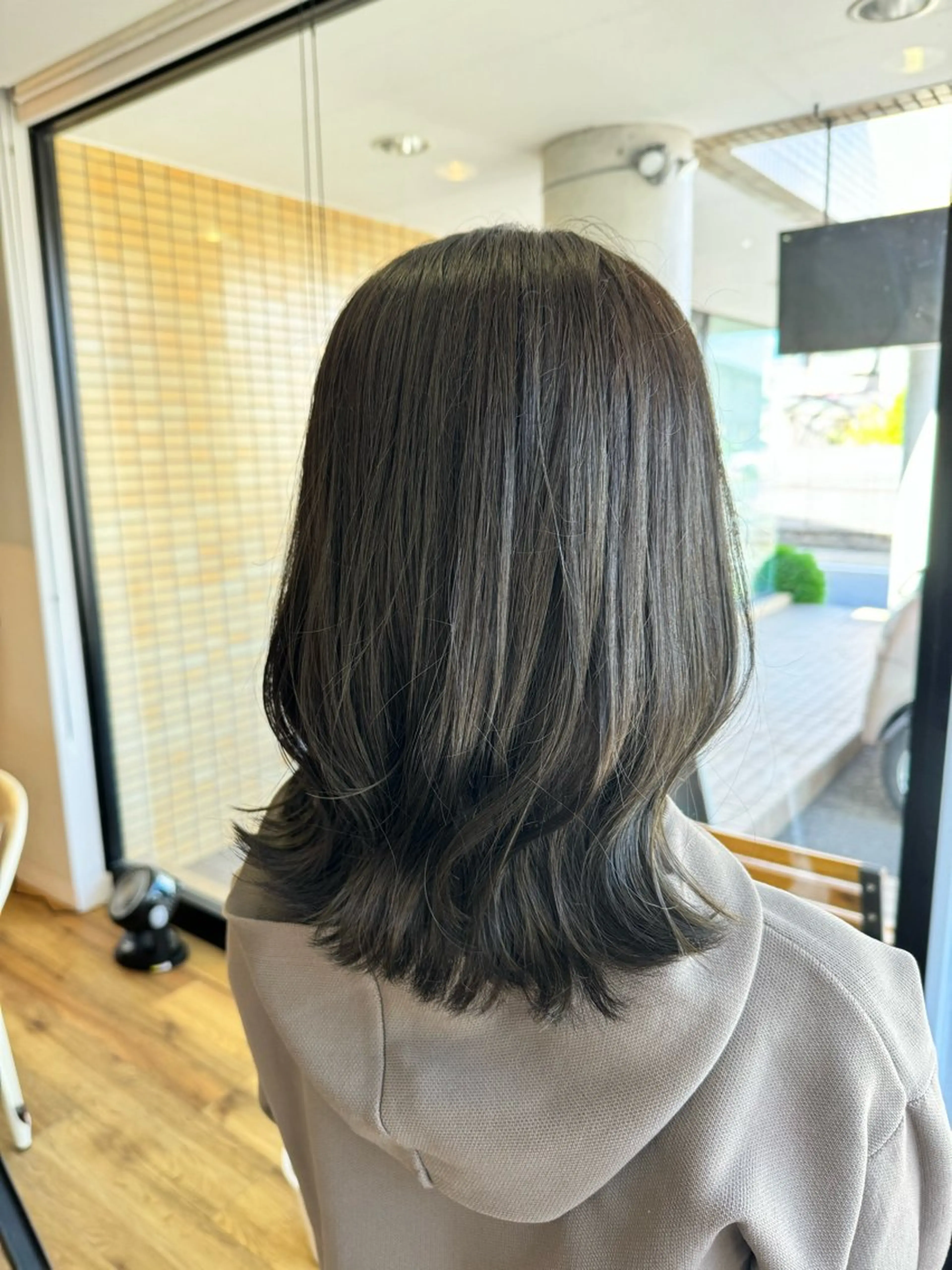 ロング カラー グレージュ オリーブグレージュ オリーブグレー ヘアカラー トリートメント ツキダテ ユイのヘアスタイル