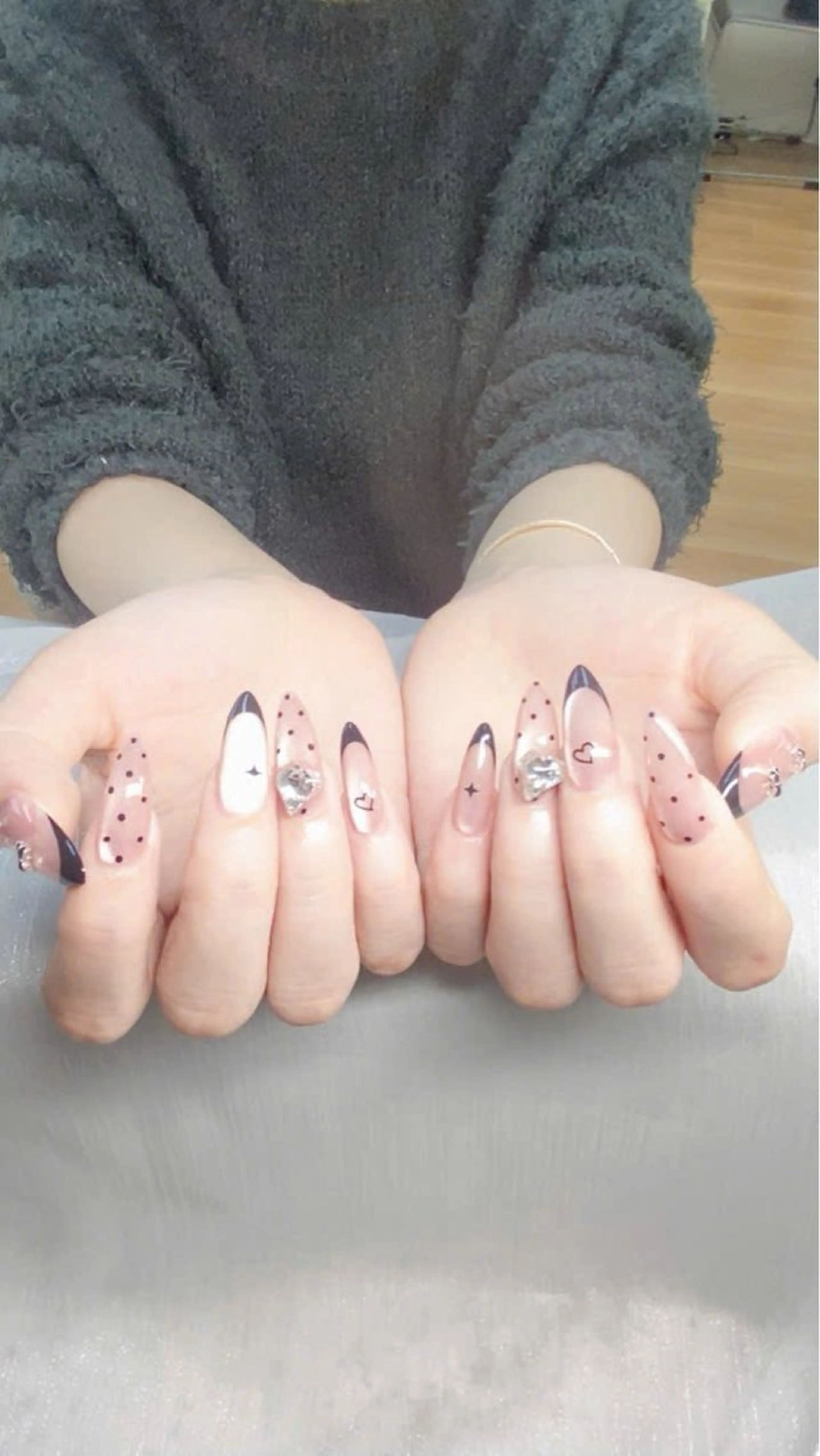 ネイル フレンチネイル グラデーション キラキラネイル 韓国ネイル マグネットネイル ハンドネイル ハンドケア Hara Nail 【パラジェル使用】のネイルデザイン