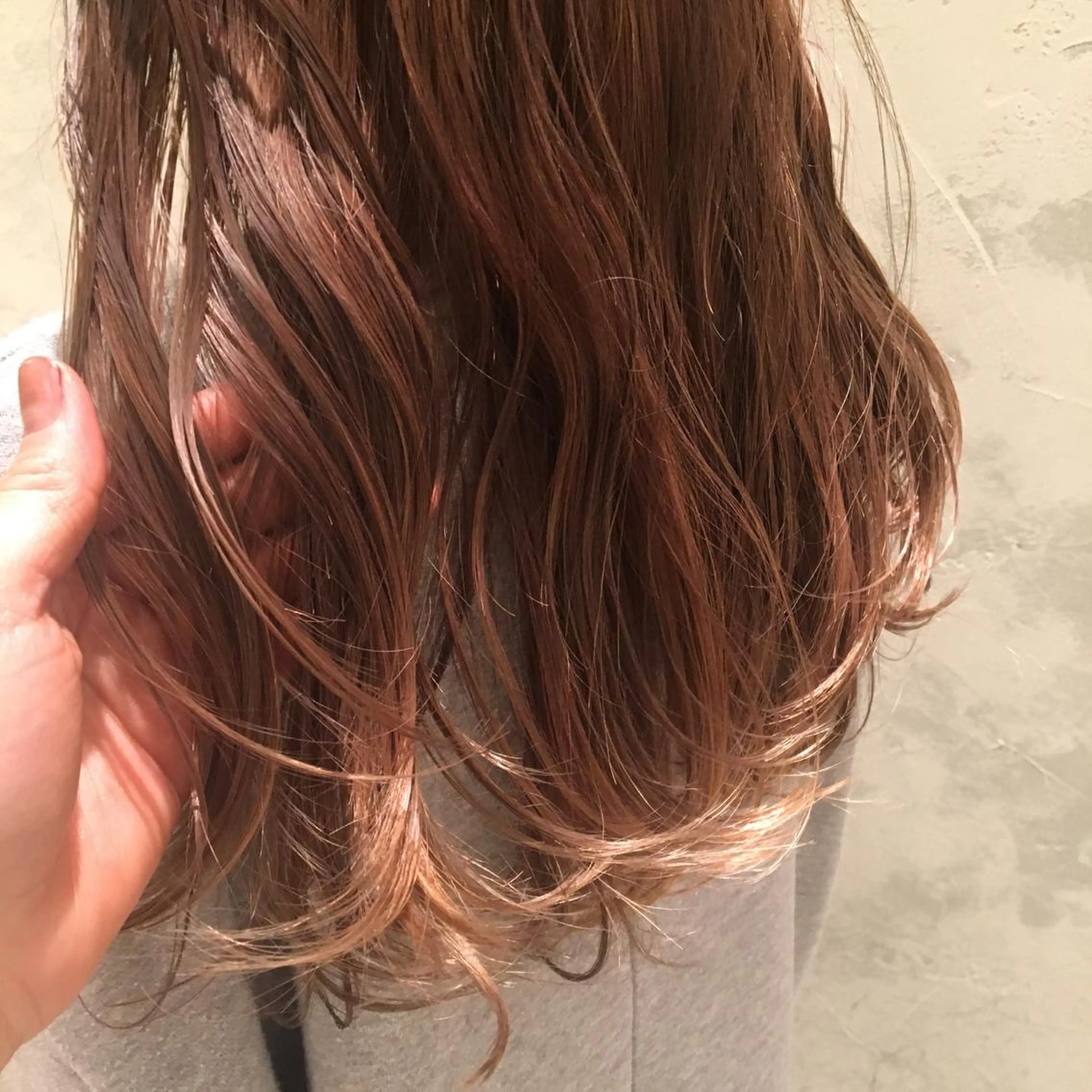 ロング カラー SAKINO． ベージュカラーのヘアスタイル