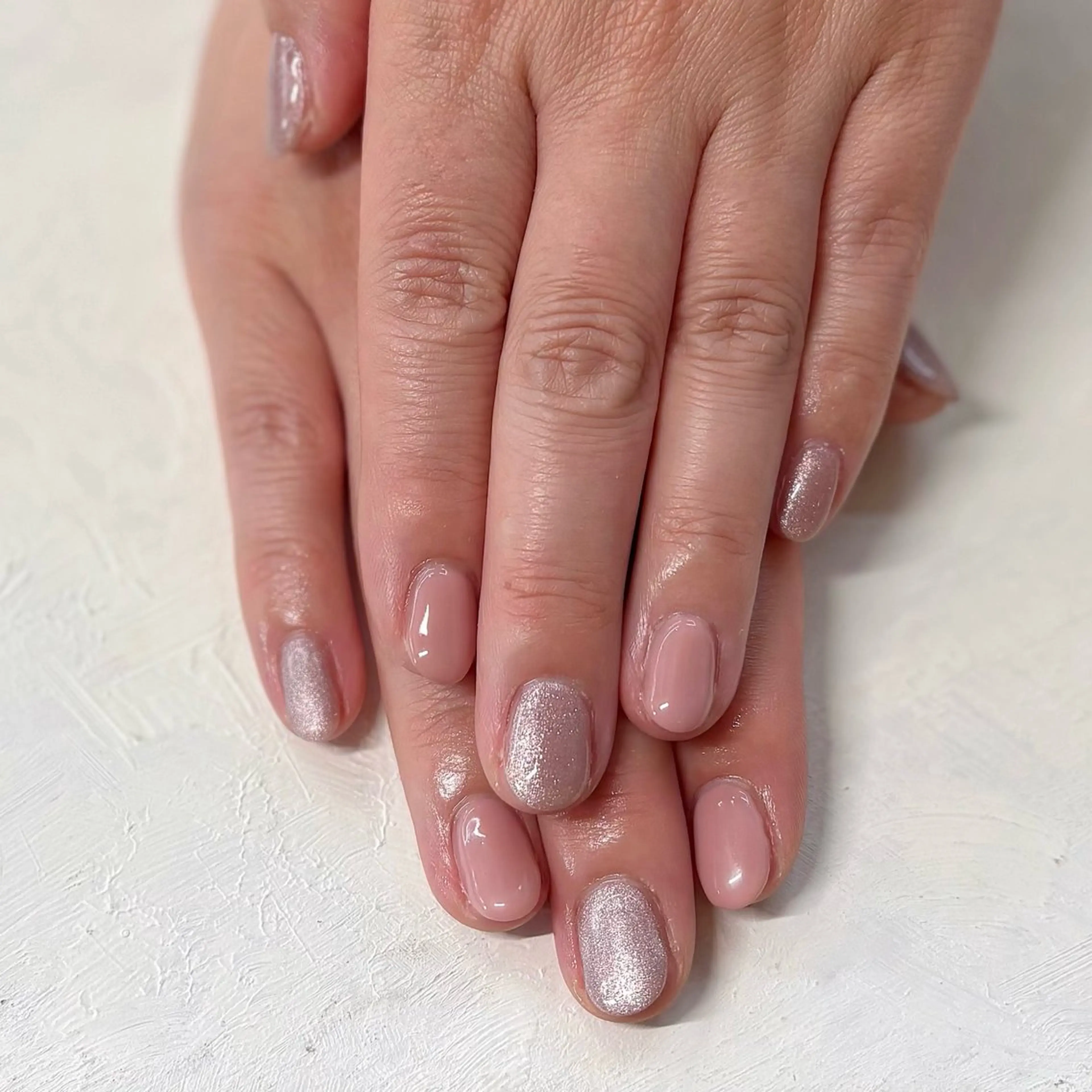 （オフあり）ワンカラーとマグネットのネイル（ラインストーン付）の写真