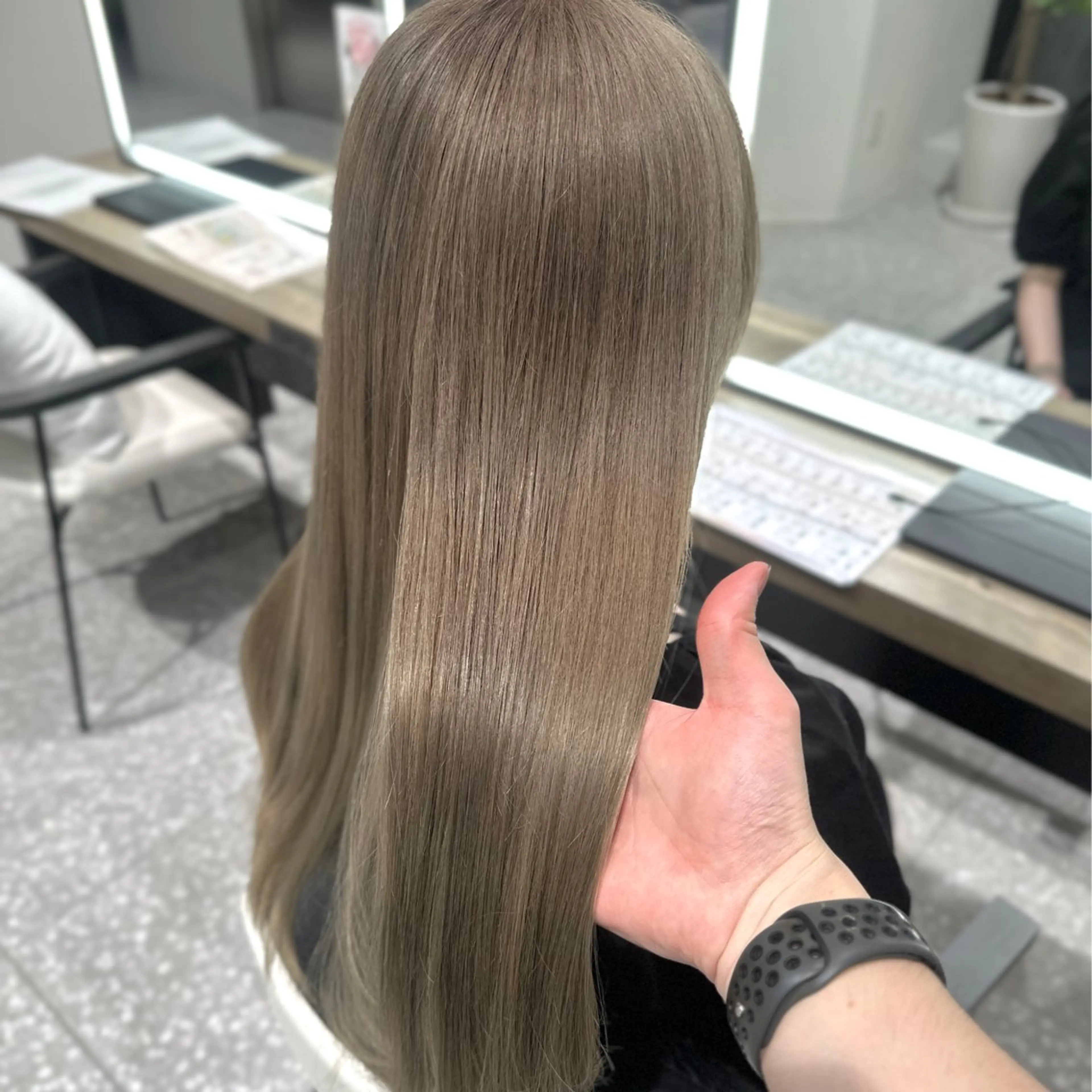 ロング カラー ブリーチ ケアブリーチ グレージュ ミルクティーグレージュ レイヤー/グレージュ メンズパーマのヘアスタイル