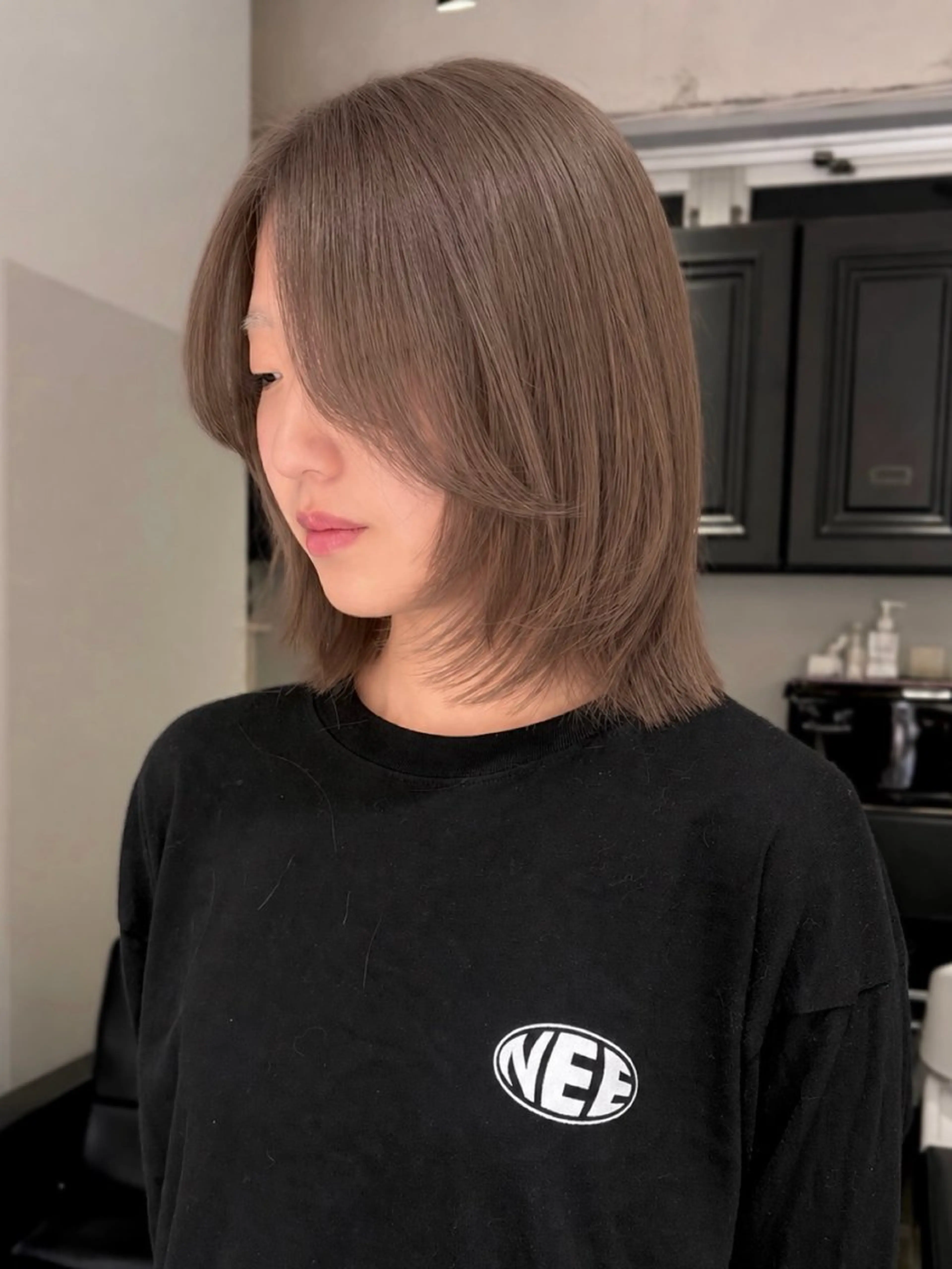 ミディアム カラー ボブレイヤー ブリーチ グレージュ ミルクティーグレージュ ボブ カット ヘアカラー レイヤー/nail COCOROのヘアスタイル