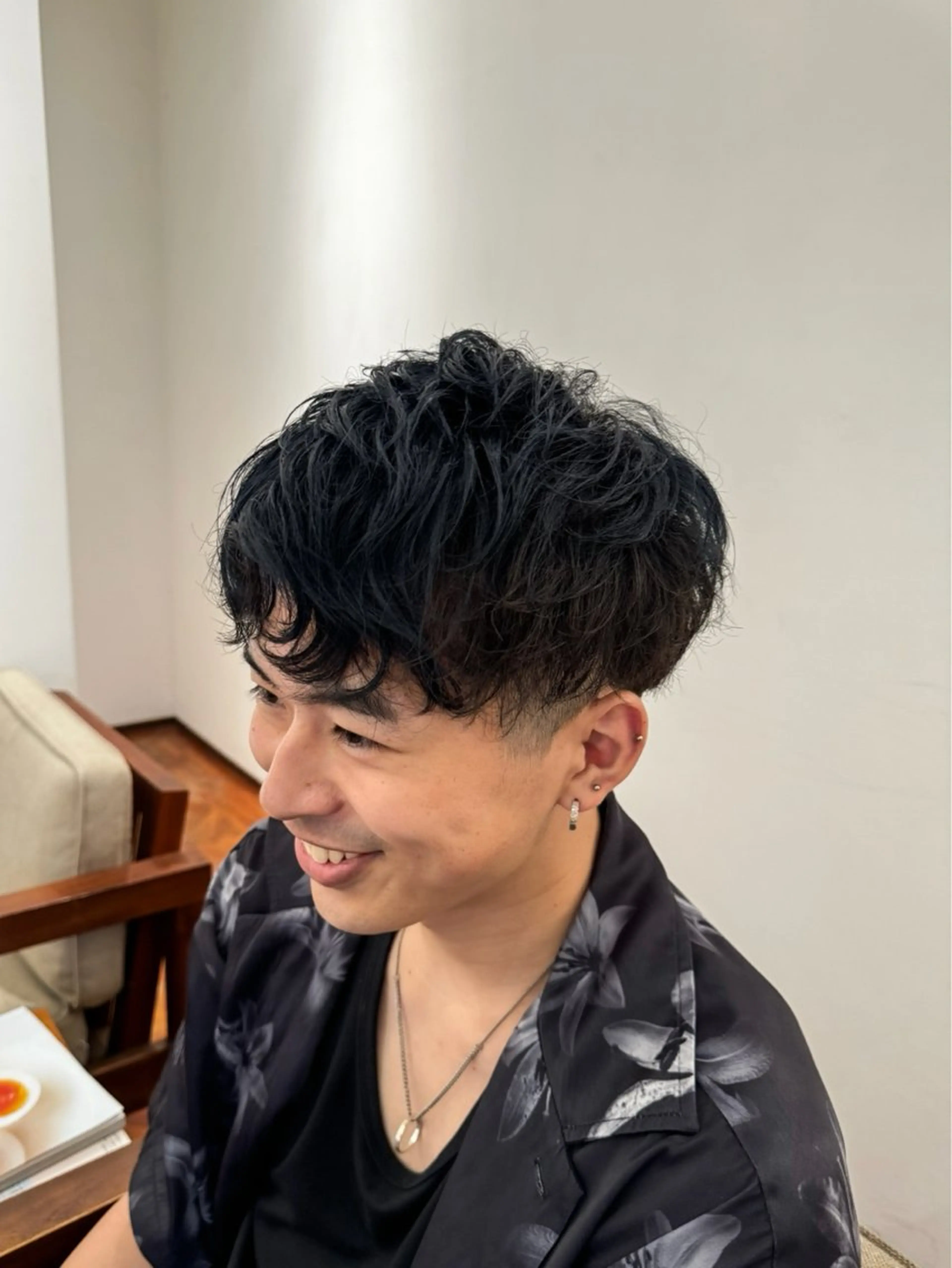 ショート カラー メンズ センターパート メンズハイライト カルマパーマ マッシュウルフ マッシュ ヘアカラー 吉田 新平のヘアスタイル