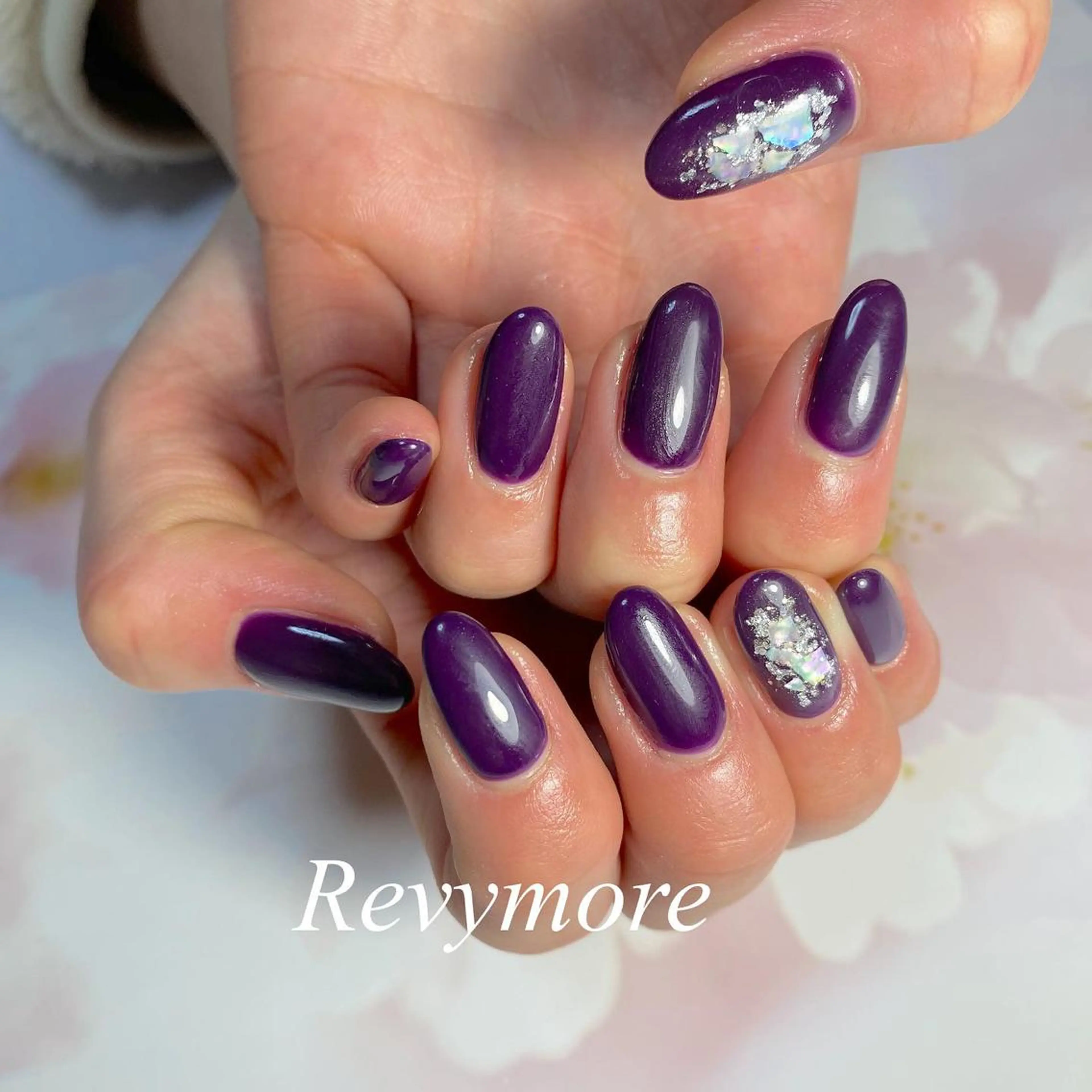 ミディアム ネイル パープルカラー アートネイル ジェルネイル キラキラネイル ニュアンスネイル nail salon Revymoreのネイルデザイン