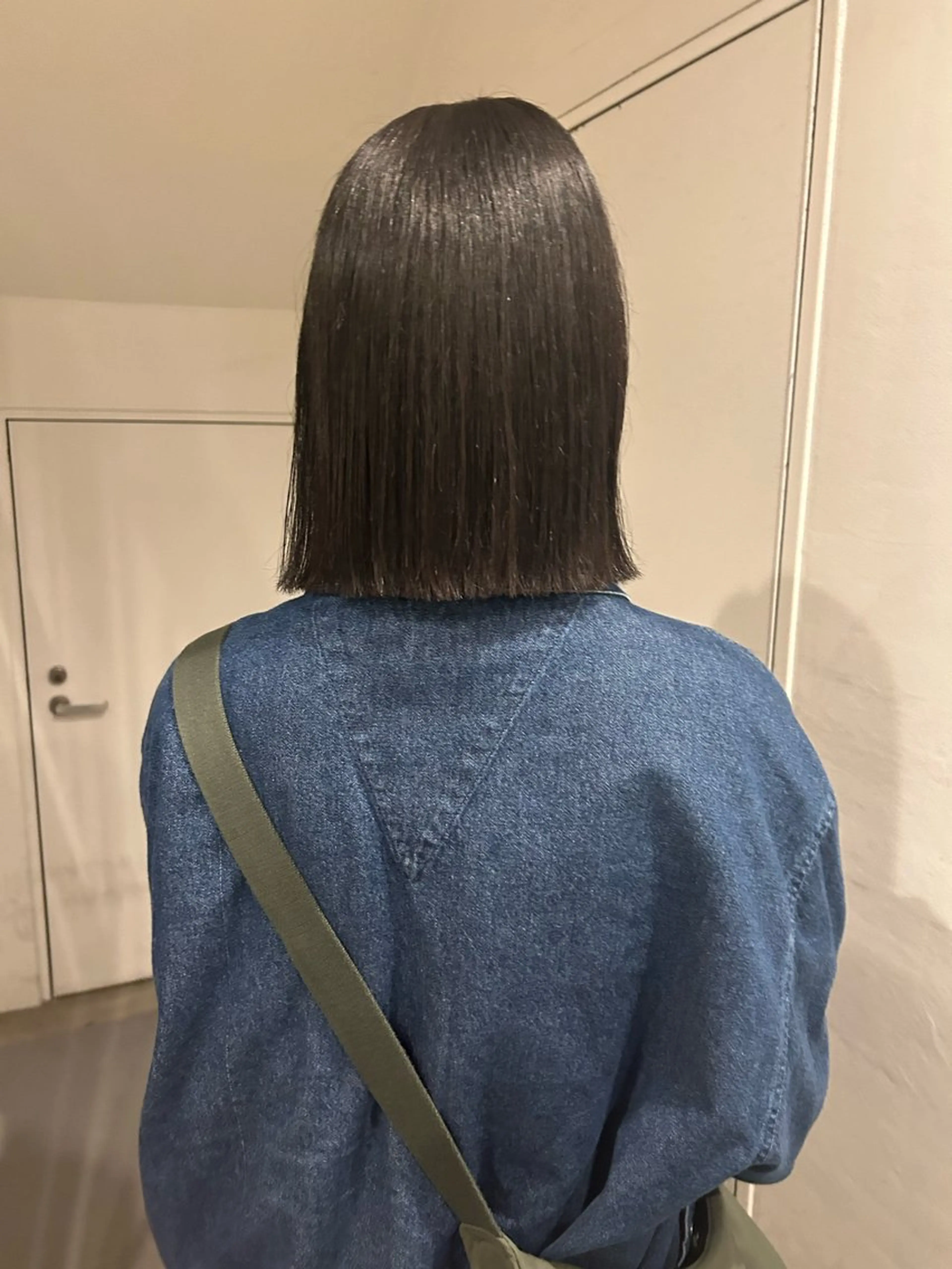 ミディアム 切りっぱなしボブ ボブ hen所属・心斎橋/レイヤー/ ブリーチ/モエのヘアスタイル