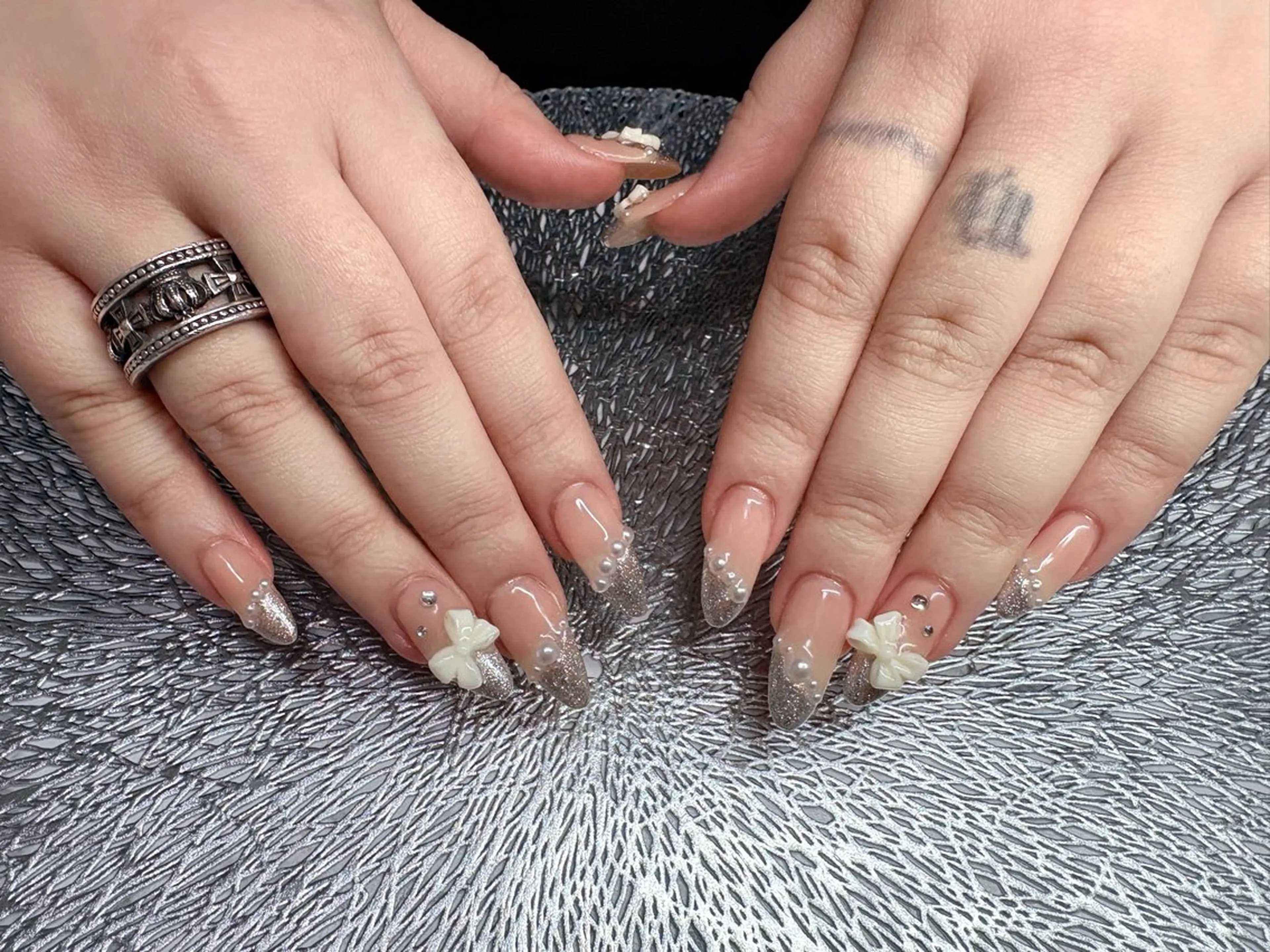 ネイル アートネイル ラメ(グリッター) 持ち込み ワンホンネイル 冬ネイル ハンドネイル ハンドケア ♡Bivi♡自爪に 優しいネイルサロンのネイルデザイン