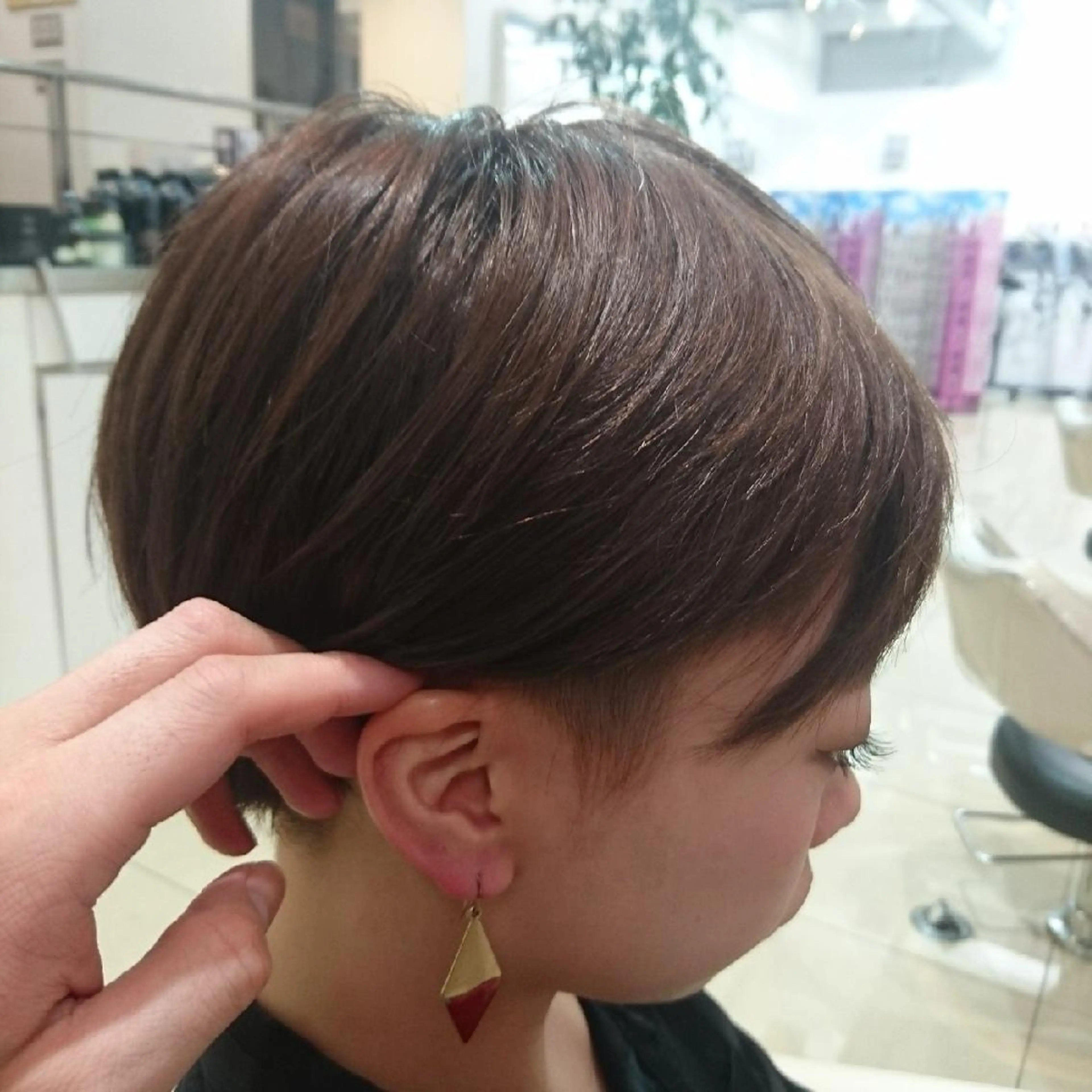 ショート カラー 岩出 俊のヘアスタイル