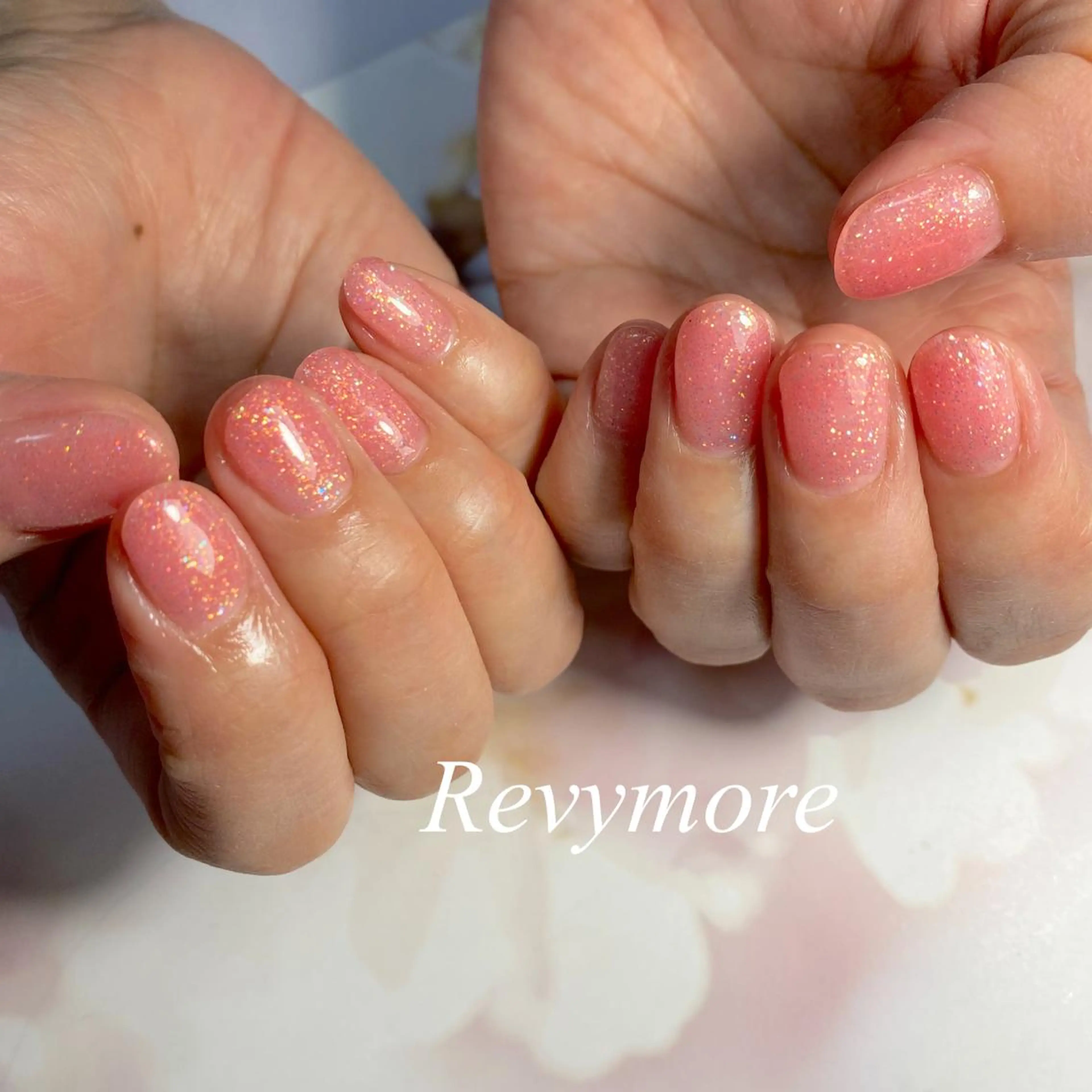 ショート ネイル 桜ネイル ジェルネイル ラメ(グリッター) ニュアンスネイル オフィスネイル nail salon Revymoreのネイルデザイン