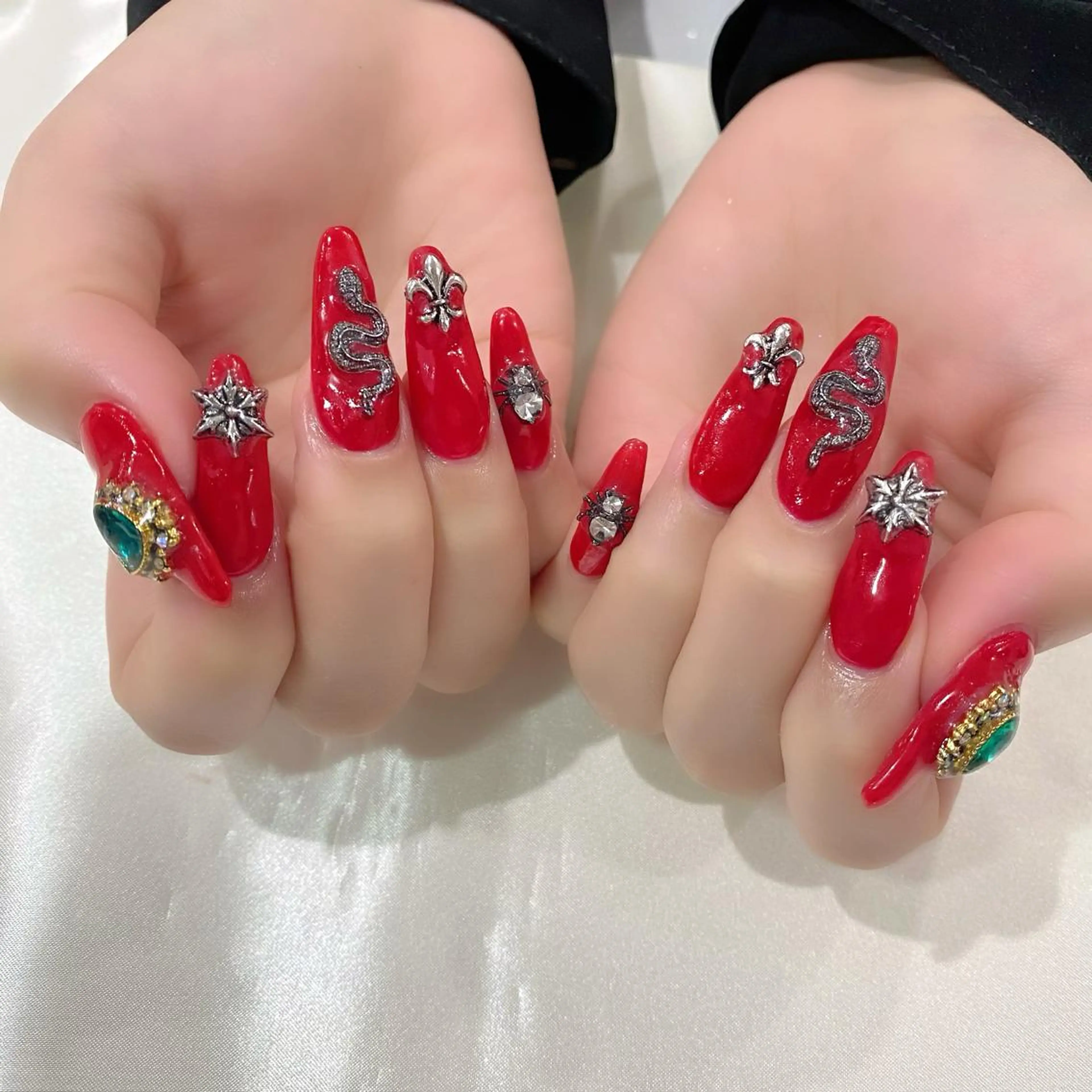 ネイル ロングネイル 赤色 スカルプネイル シルバー 冬ネイル ハンドネイル Salon Ｋのネイルデザイン