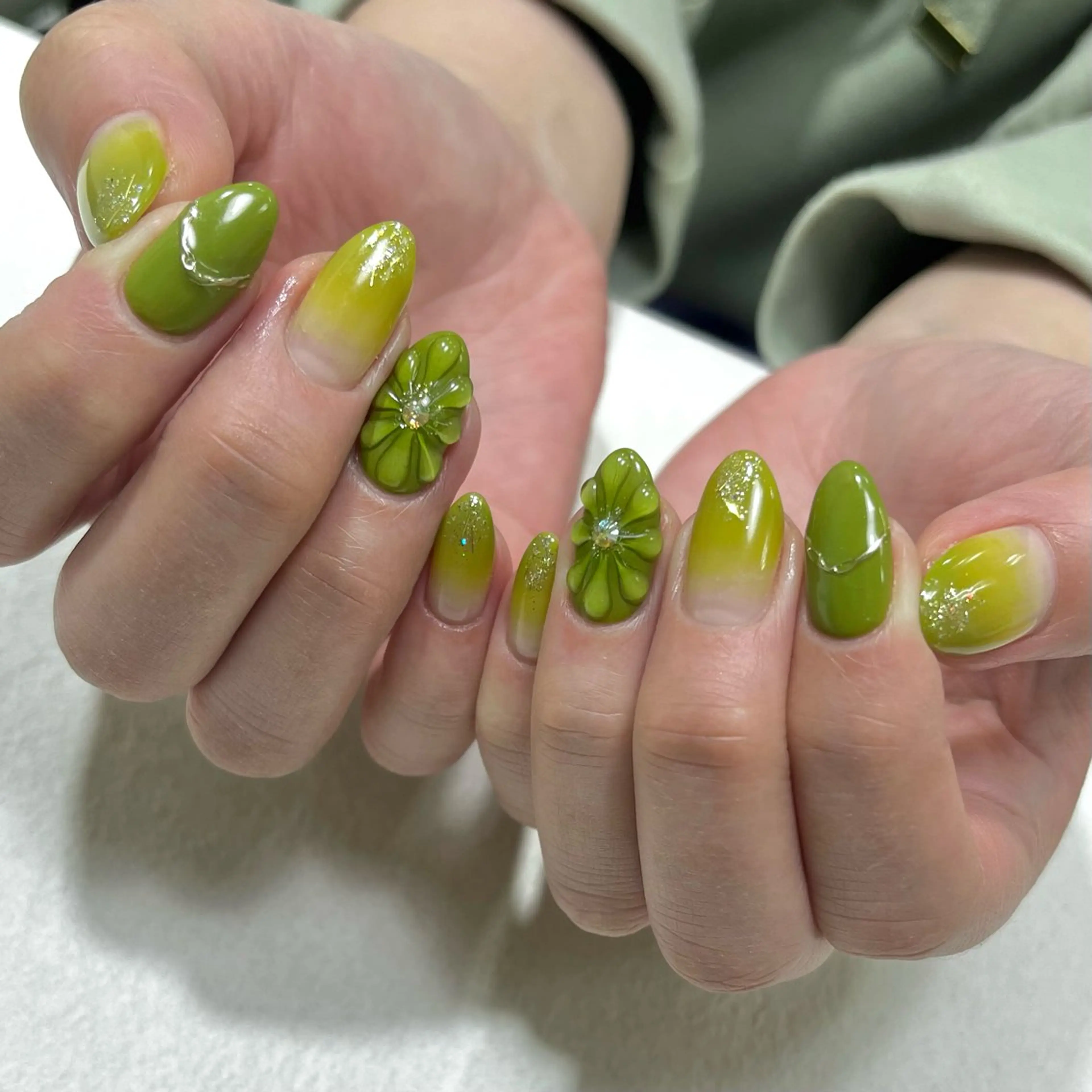 ネイル アートネイル フラワーネイル グラデーション グリーン ぷっくりネイル ハンドネイル para ☀︎ sol by BECK所属・Para Sol nail　Maoのネイルデザイン