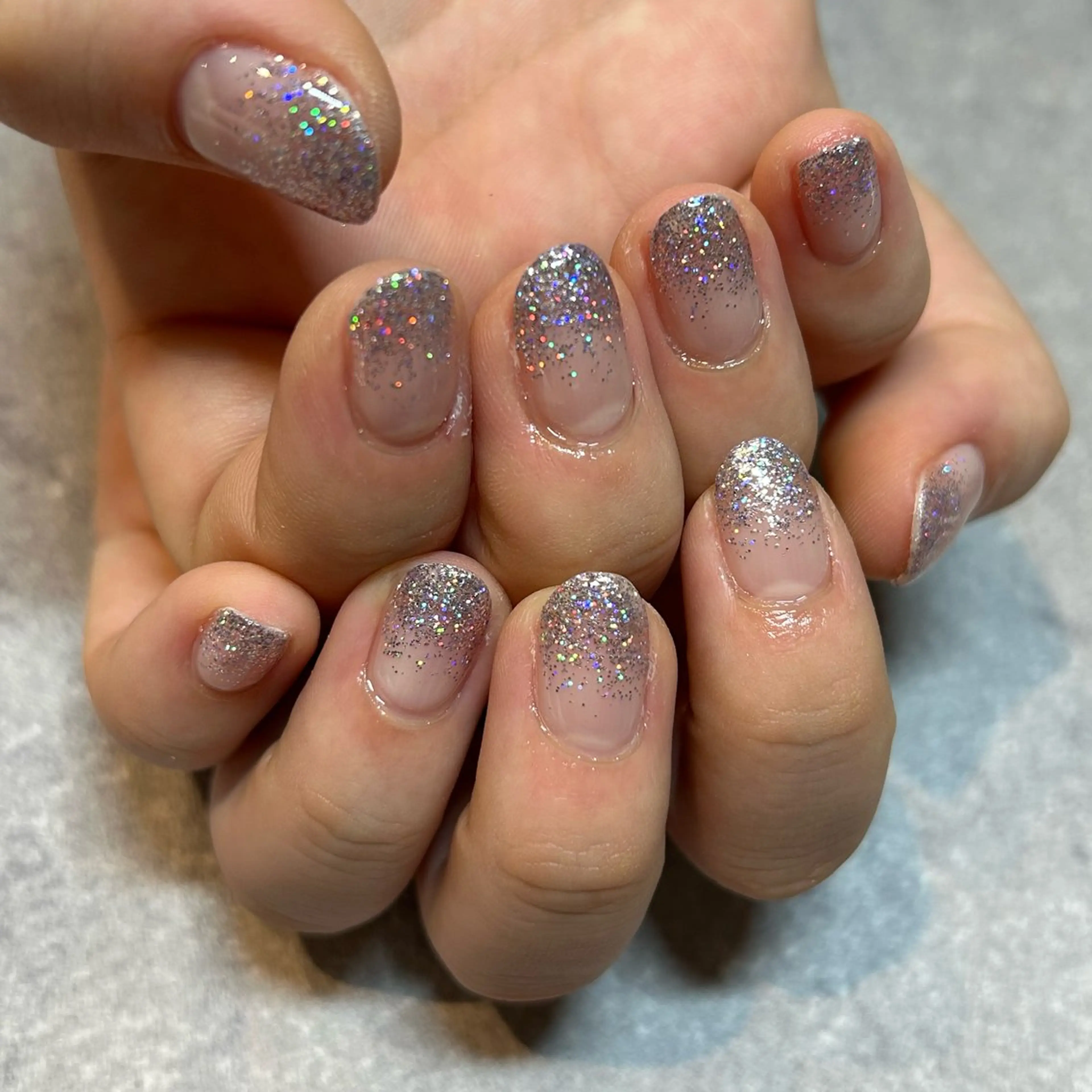 ネイル キラキラネイル ラメ(グリッター) シルバー EmaNail 🧸Momokaのネイルデザイン