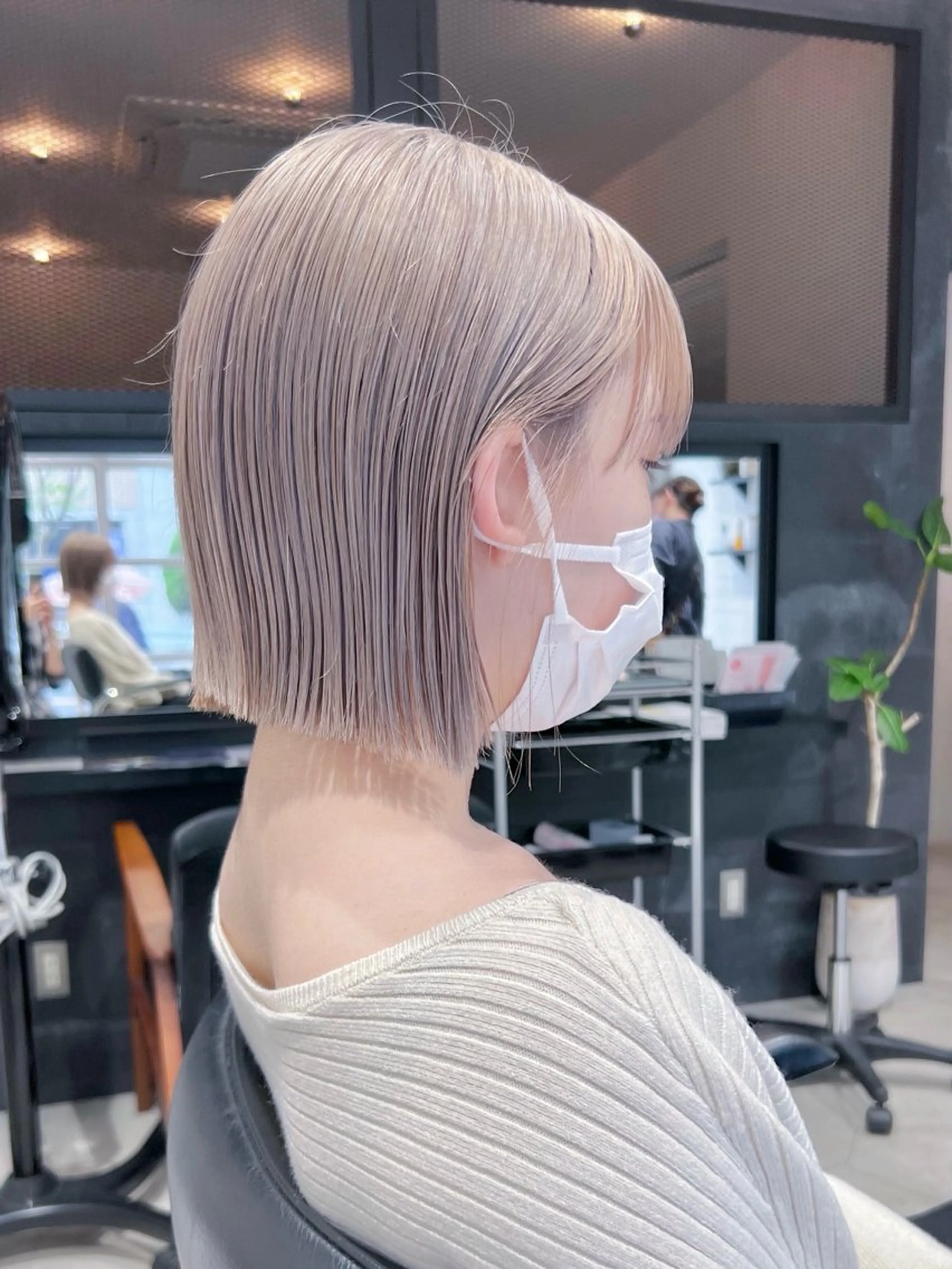 ショート カラー 切りっぱなしボブ ベージュカラー ラテベージュ シルバー ボブ メンズパーマ/フェ ザーパーマ/古川晴輝のヘアスタイル