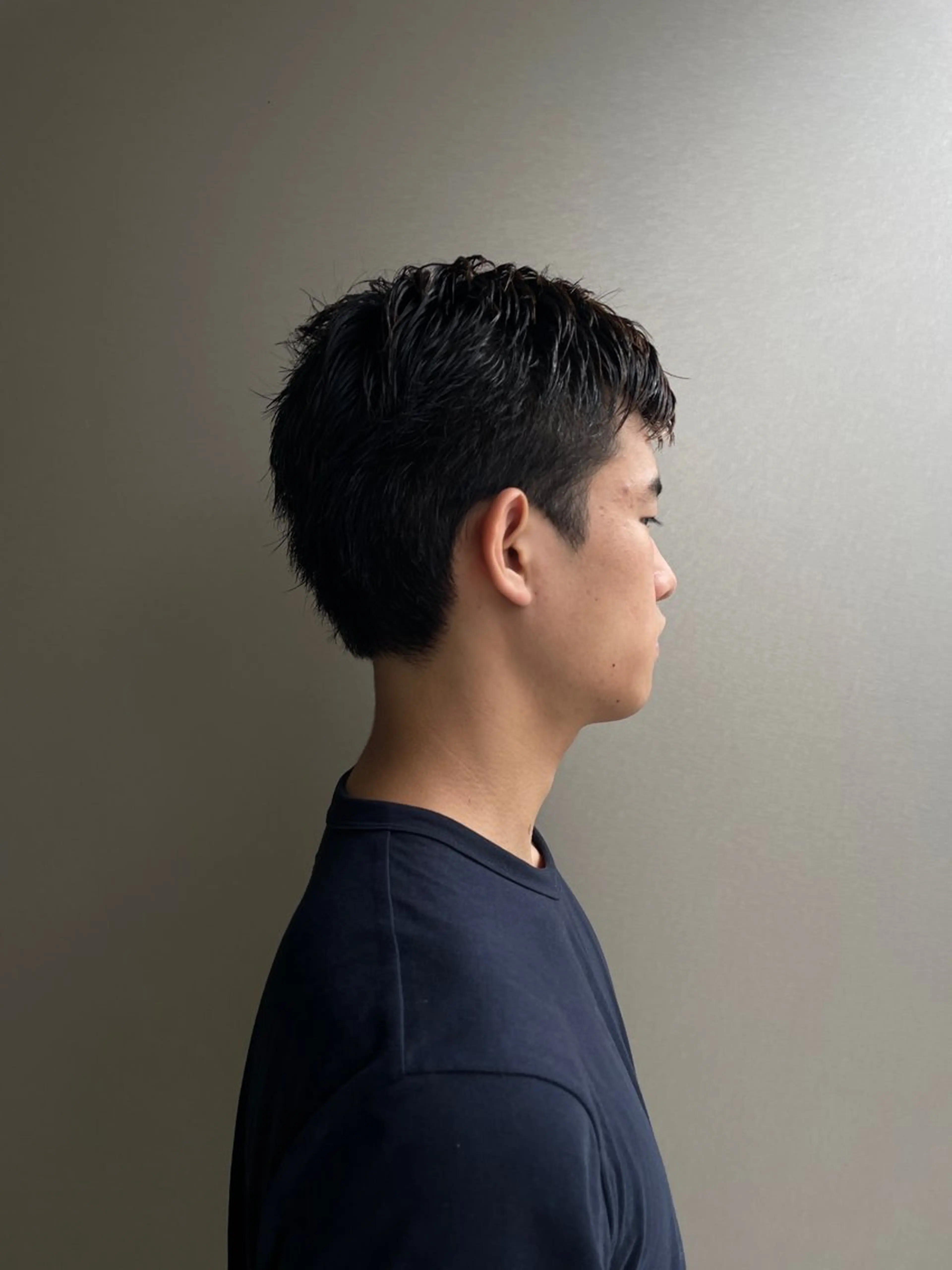 ショート メンズ 曲がる縮毛矯正 センターパートのヘアスタイル