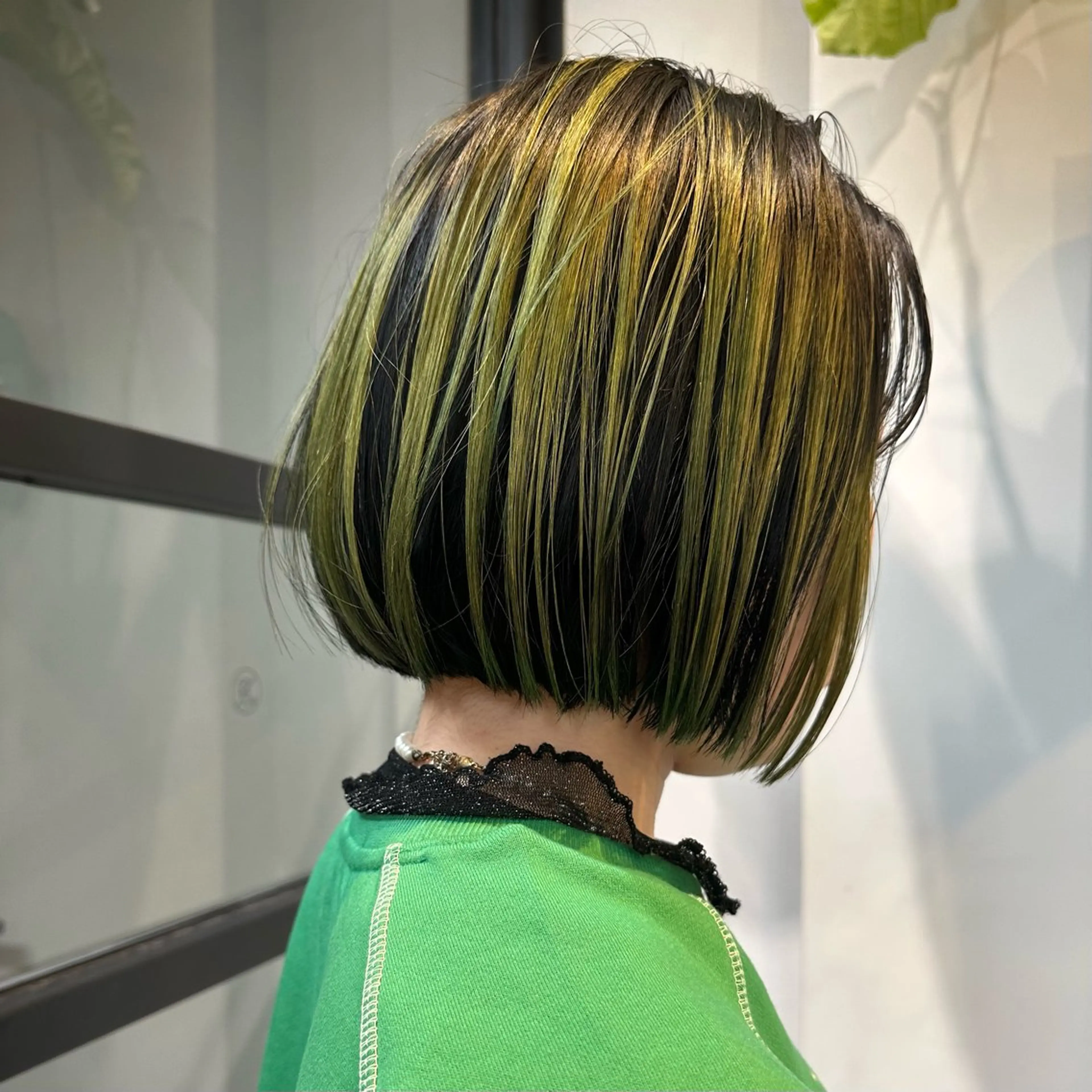 ミディアム ボブ KURO 艶カラー レイヤーカットのヘアスタイル