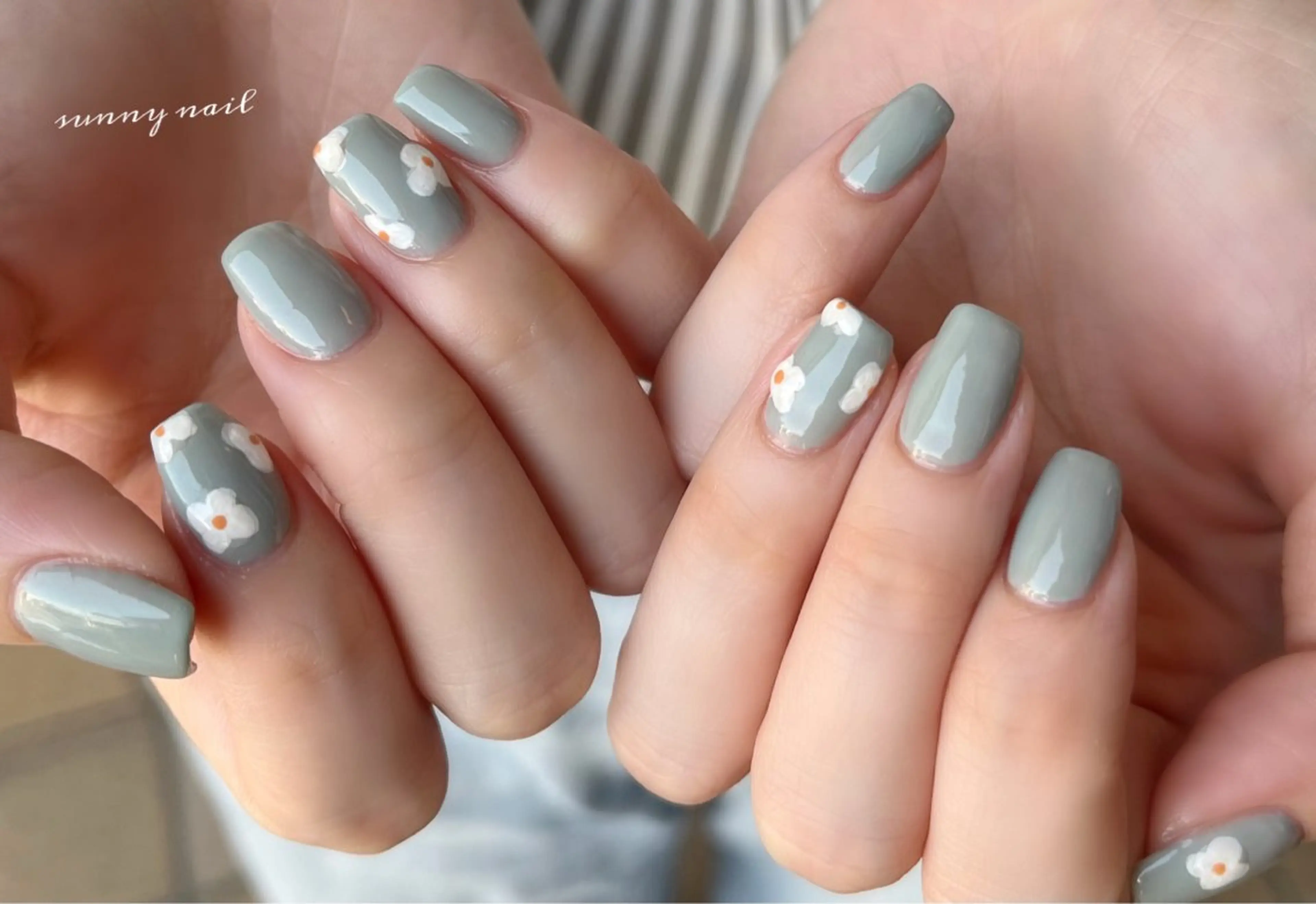 ネイル カジュアル フラワーネイル ジェルネイル グリーン パラジェル sunny nailのネイルデザイン