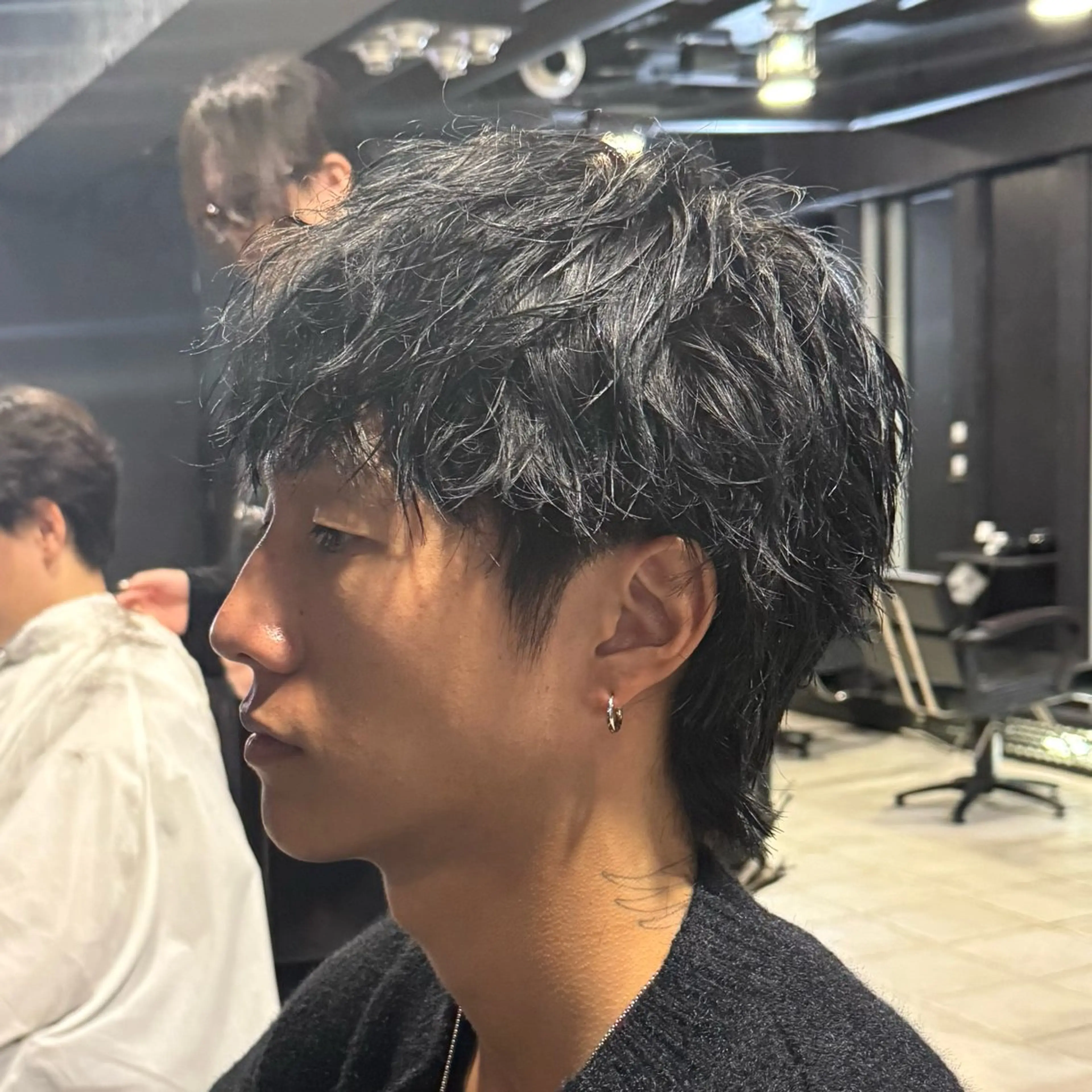 ミディアム カラー メンズ マッシュウルフ マッシュ メンズウルフカット 黒髪 ブルーカラー カット 【フェザーパーマ】 【縮毛矯正】鶴田文のヘアスタイル