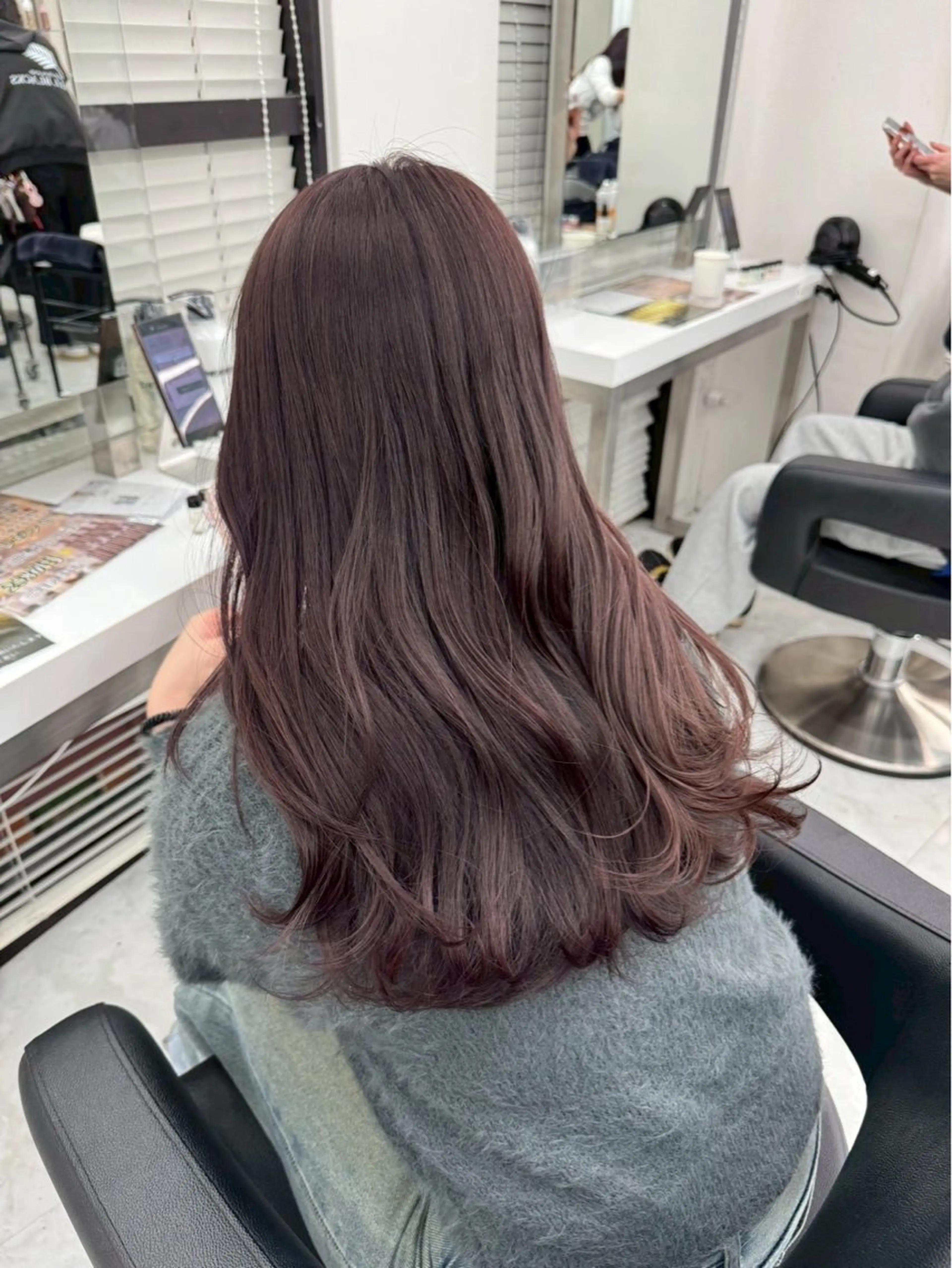 ロング カラー ワンホンカラー chino🤍🤍のヘアスタイル