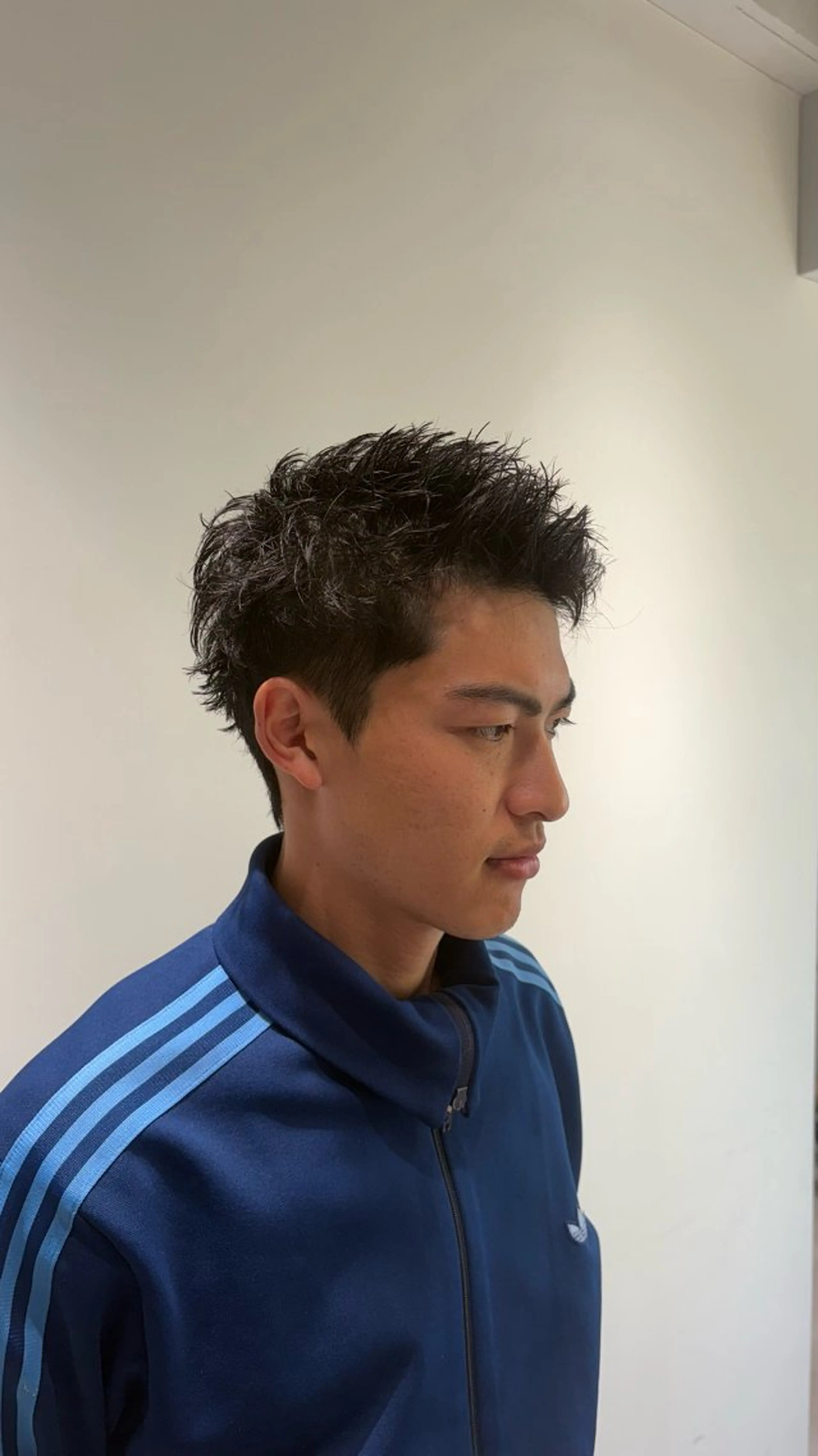 ショート メンズ アップバング 刈り上げ カット 高橋 周のヘアスタイル