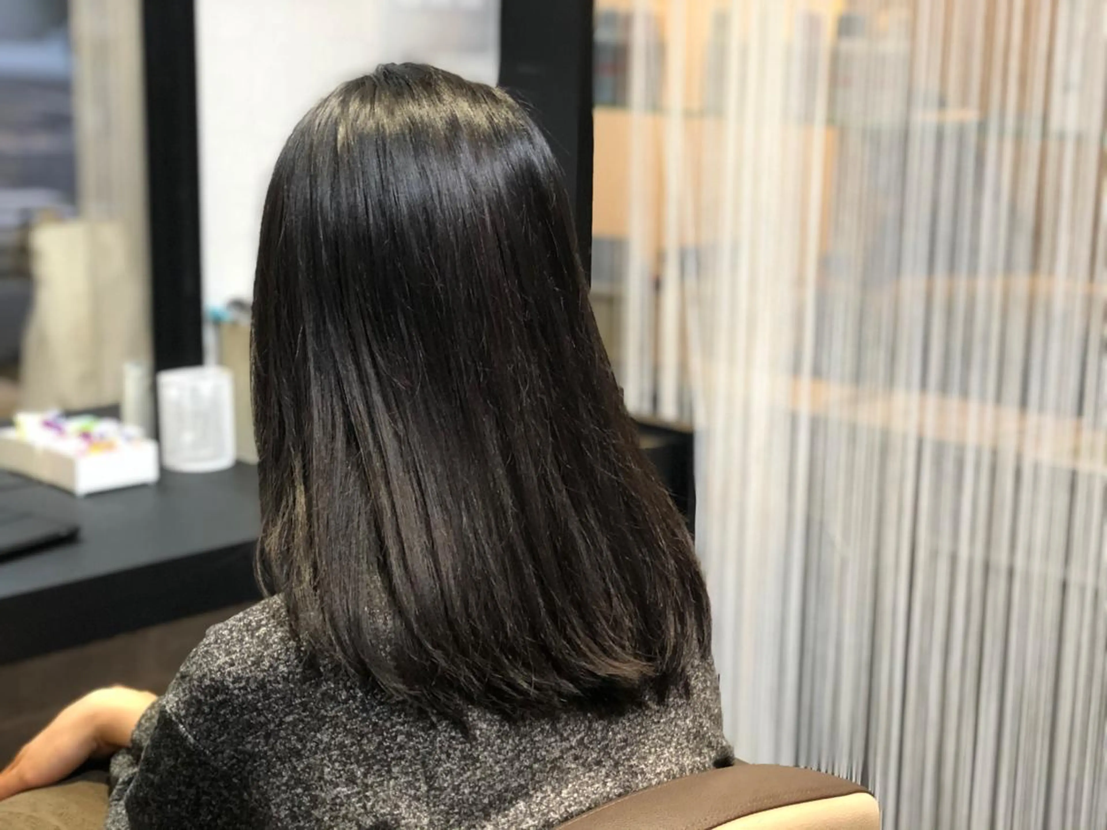 ミディアム 若泉 真梨のヘアスタイル