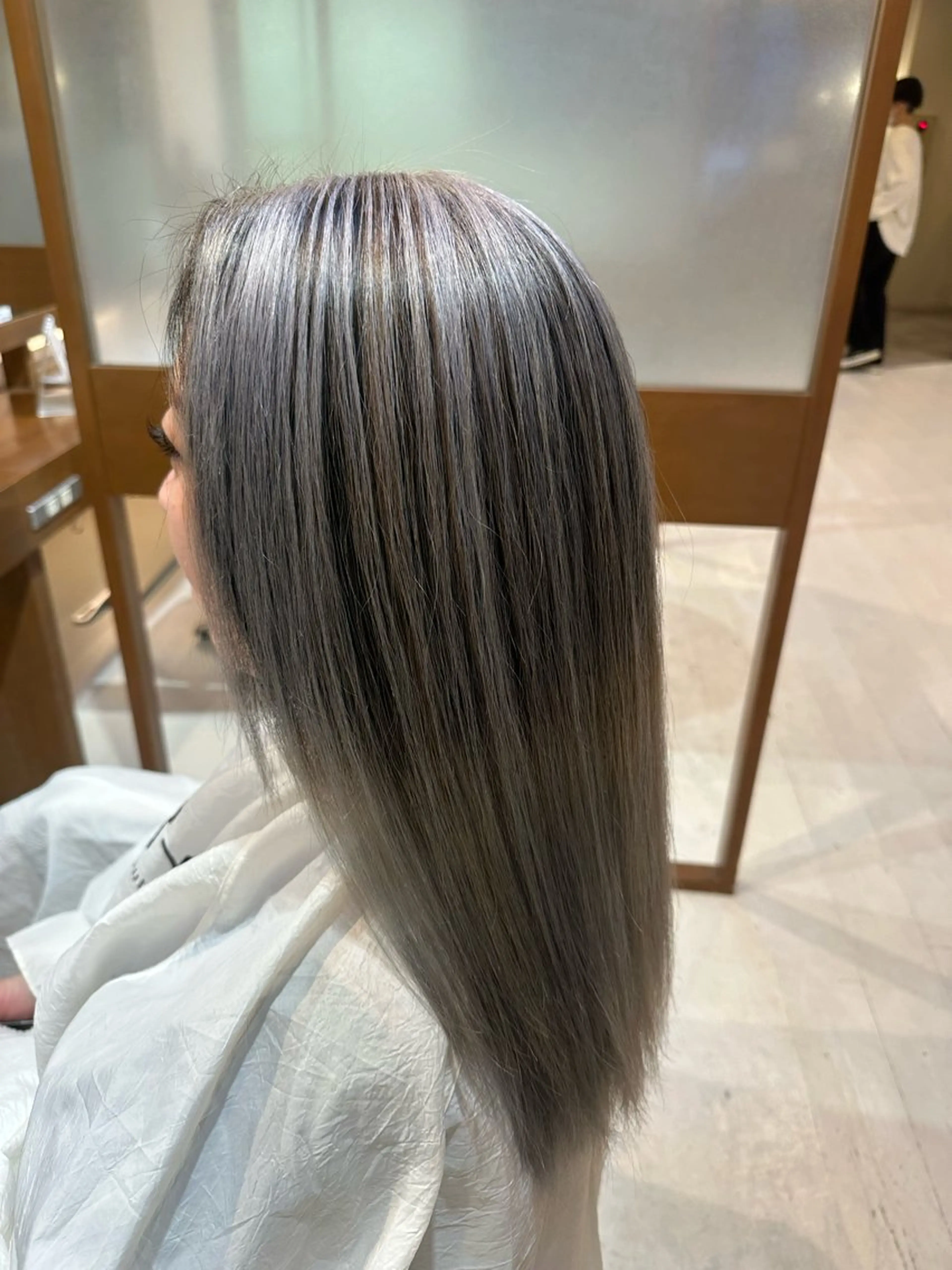 ロング カラー ハイトーン/デザイン KURUMIのヘアスタイル