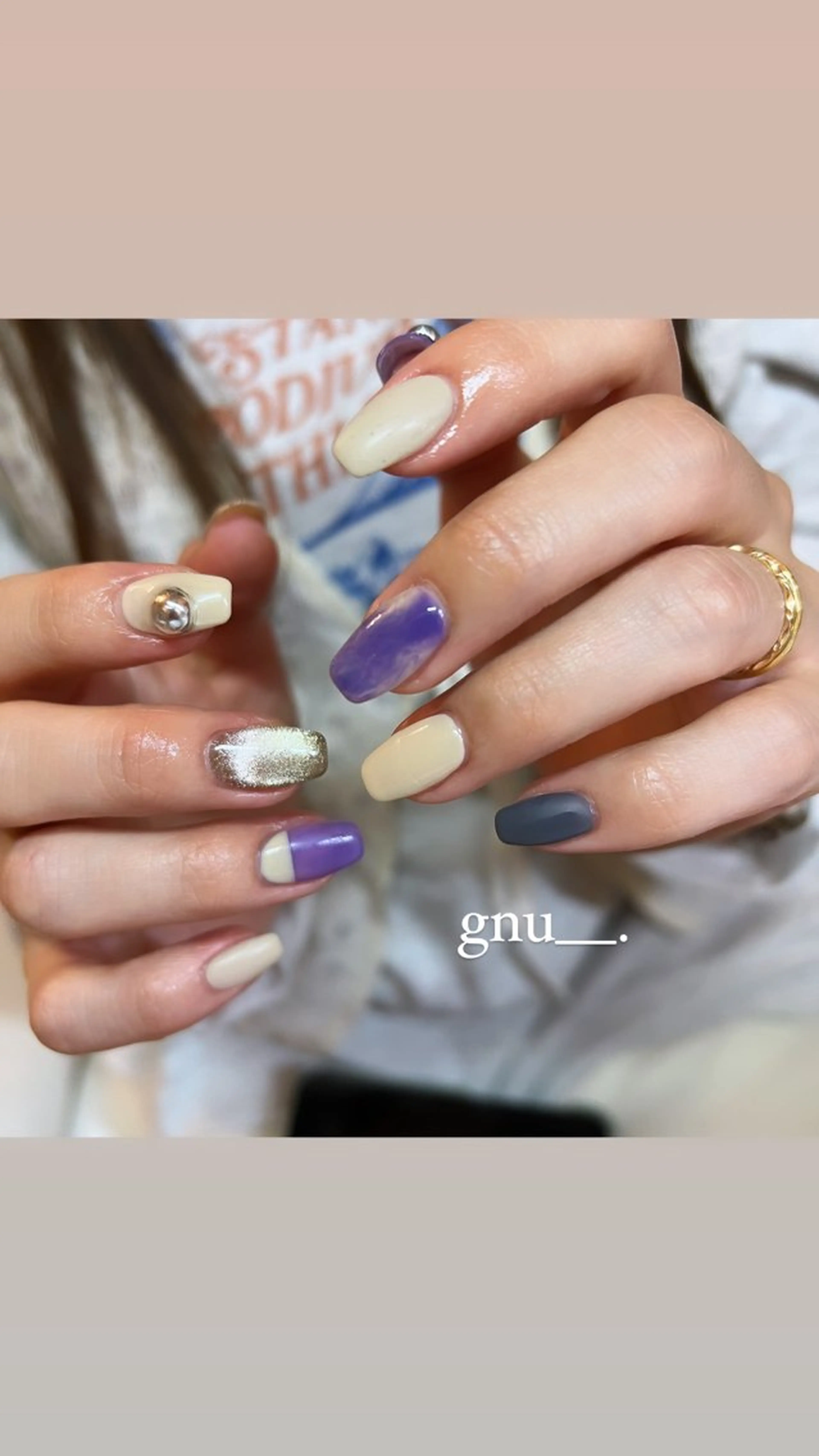 ネイル マグネットネイル ニュアンスネイル パープル ハンドネイル gnu__. nailのネイルデザイン