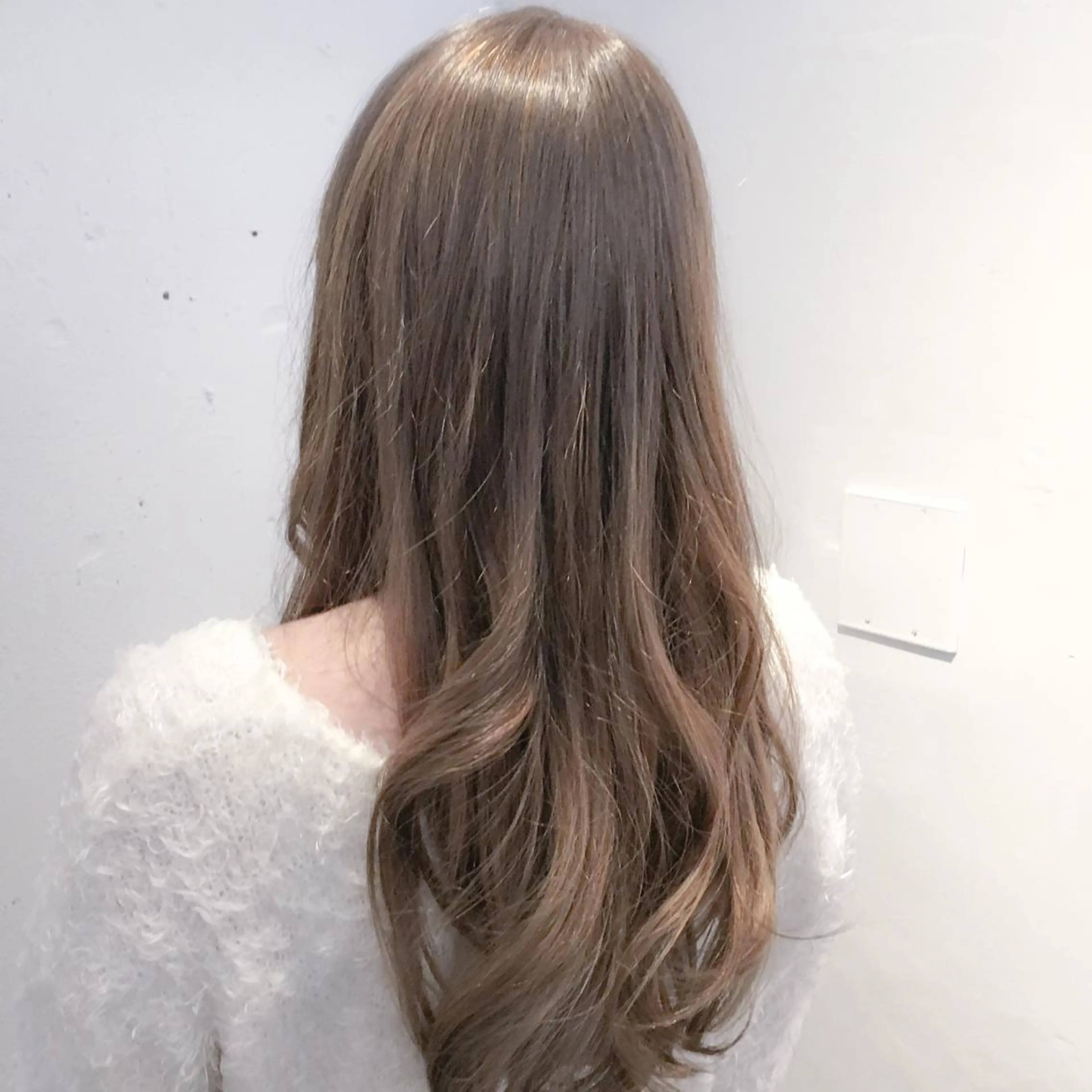 ロング カラー アッシュ ベージュカラー ブリーチ 透明感カラー ミルキーベージュ ヘアカラー トミタ アツシのヘアスタイル