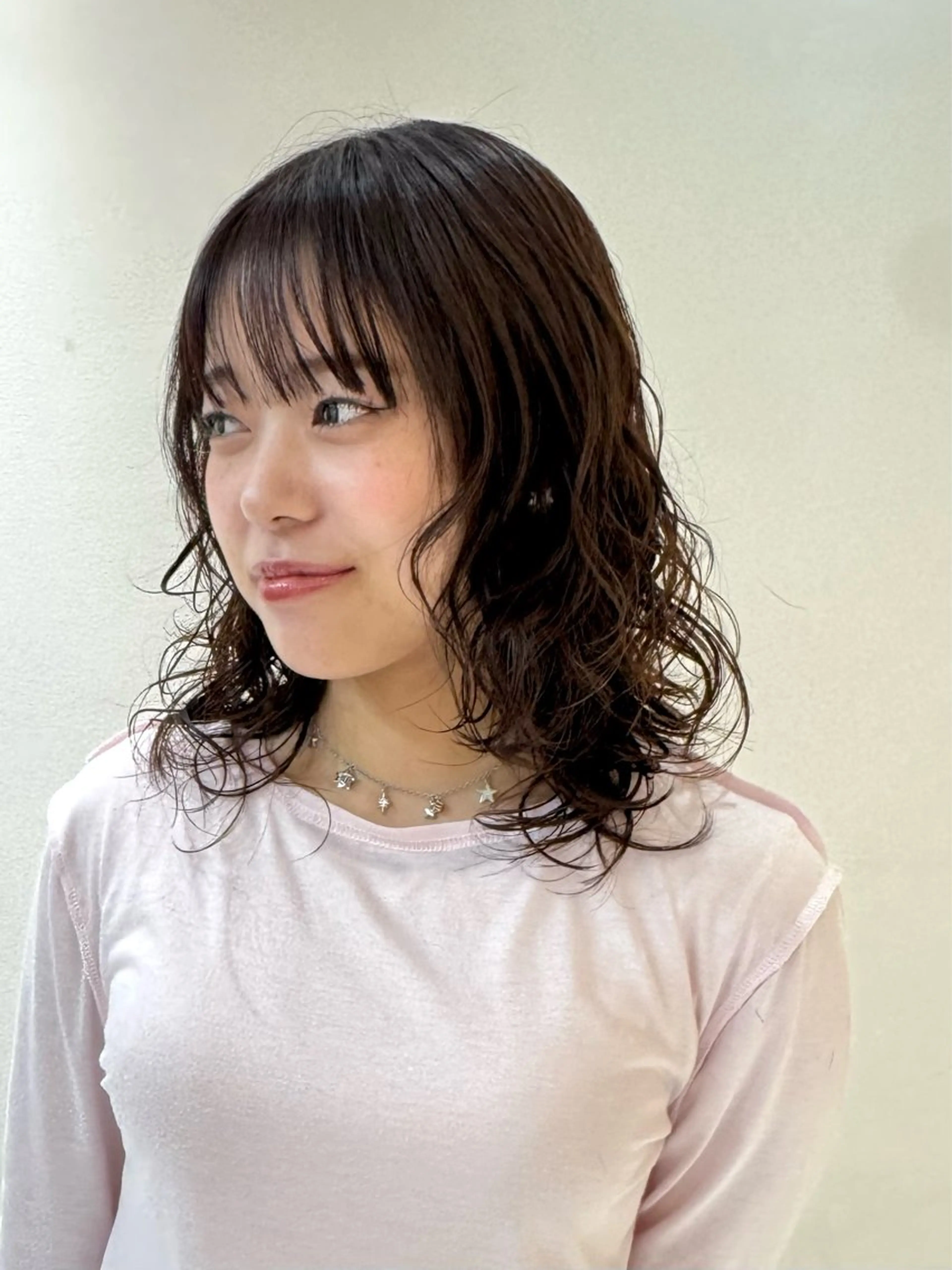 ミディアム パーマ 岡乃 麻衣のヘアスタイル