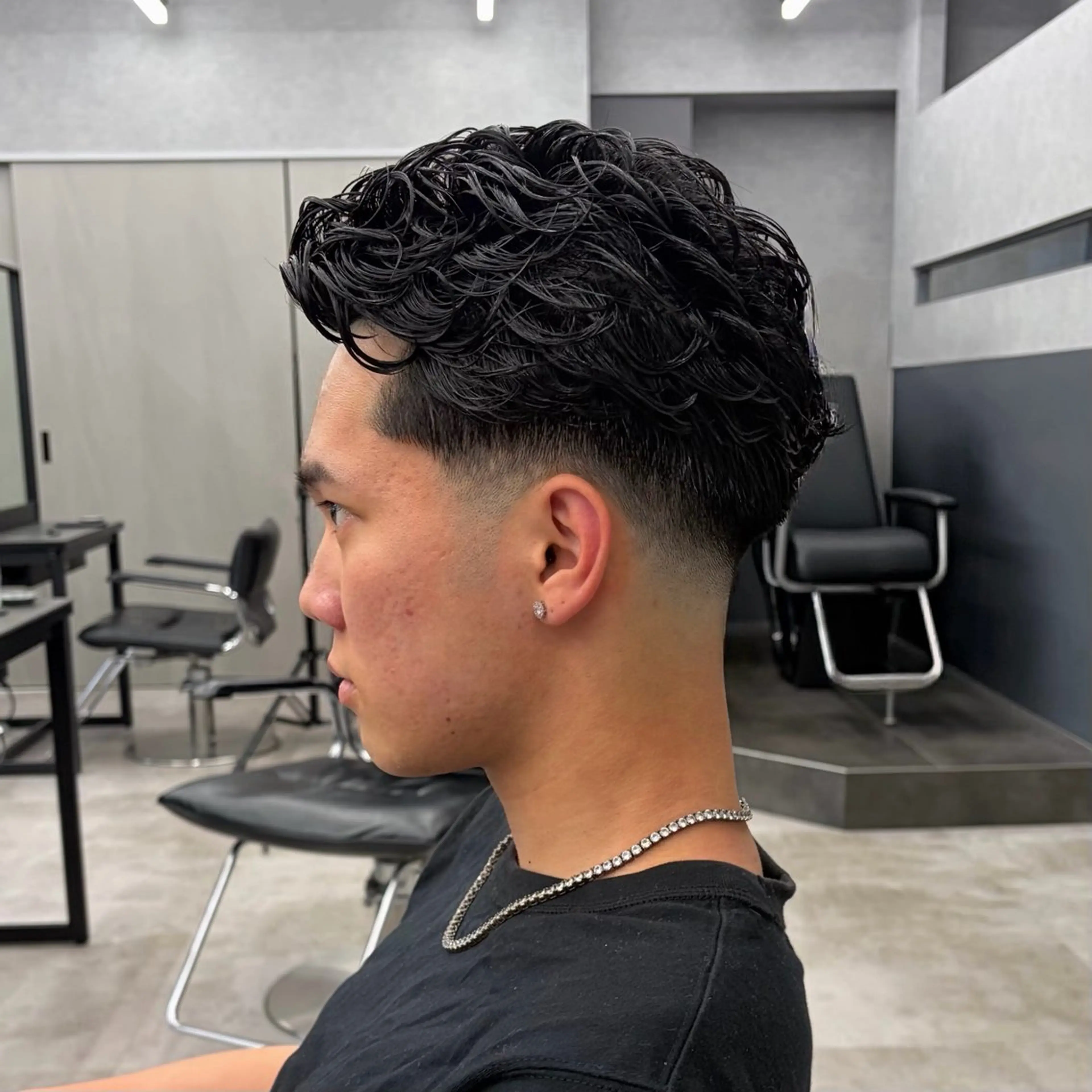 メンズ フェードカット メンズパーマ スキンフェード 志村 シュンスケのヘアスタイル