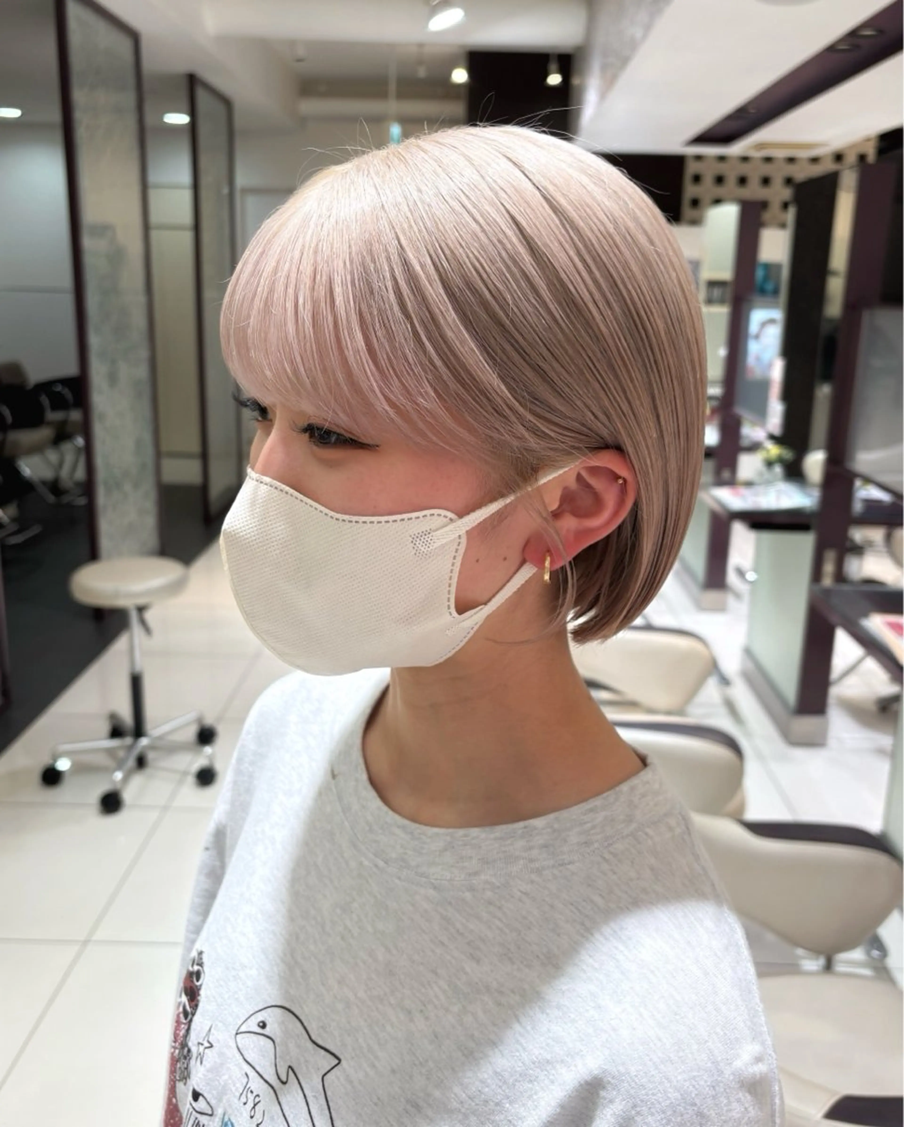 ショート カラー ブロンド ホワイトブロンド ボブ まるやま ひなこ/艶髪カラーのヘアスタイル