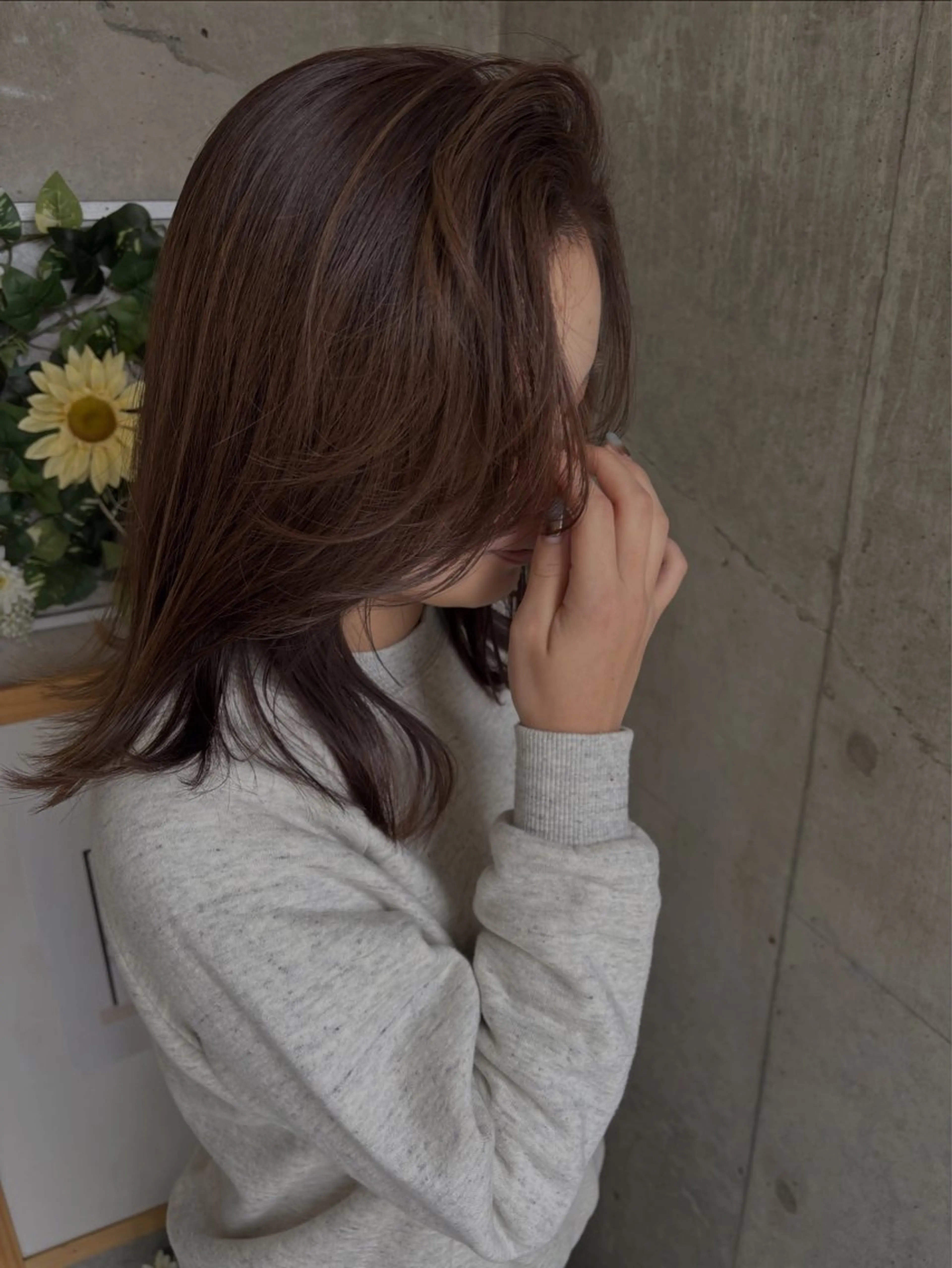 ミディアム カット ヘアカラー ヘアーロウル ニコラのヘアスタイル