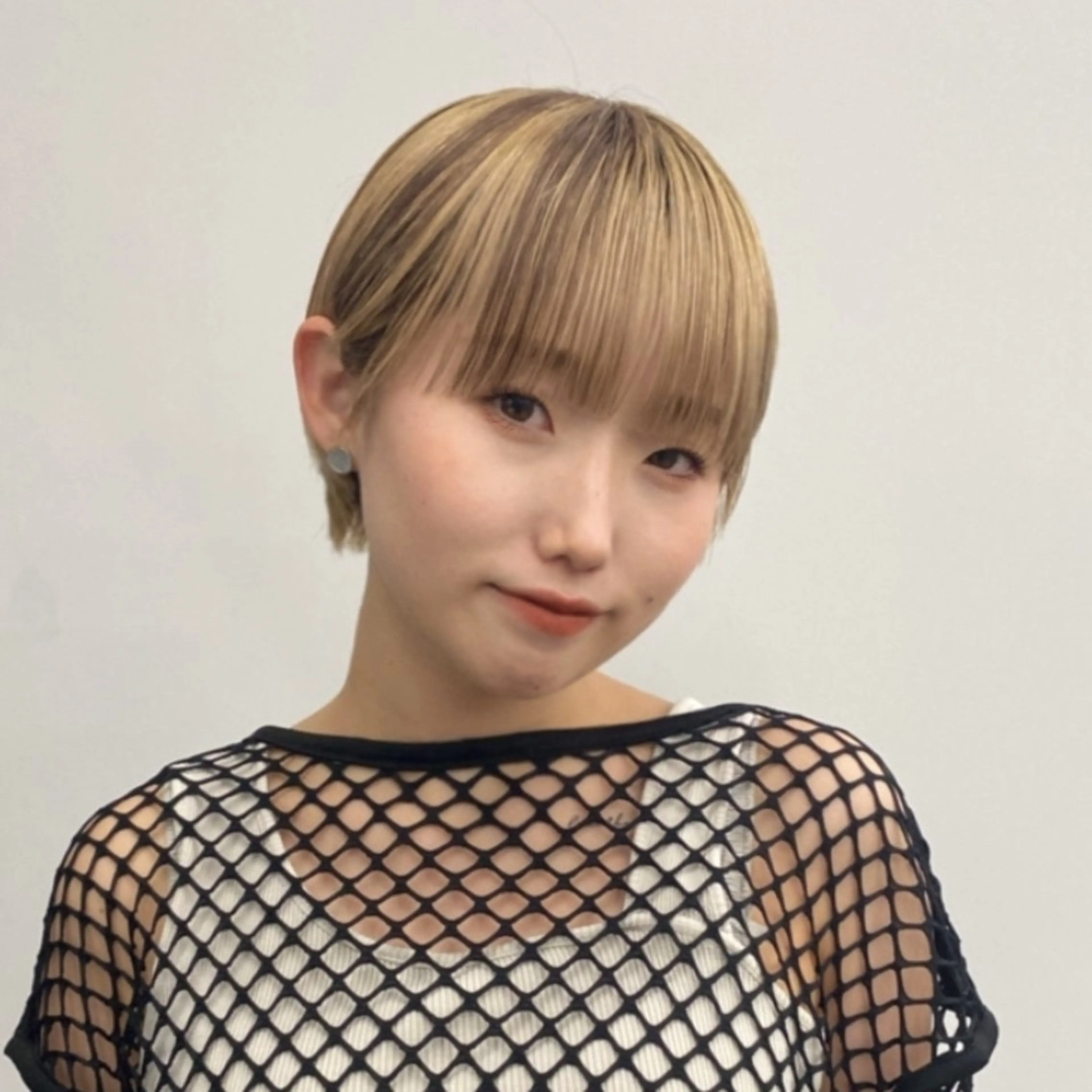 ショート カラー レイヤー/ボブ/透明 感カラー/佐藤奈由のヘアスタイル