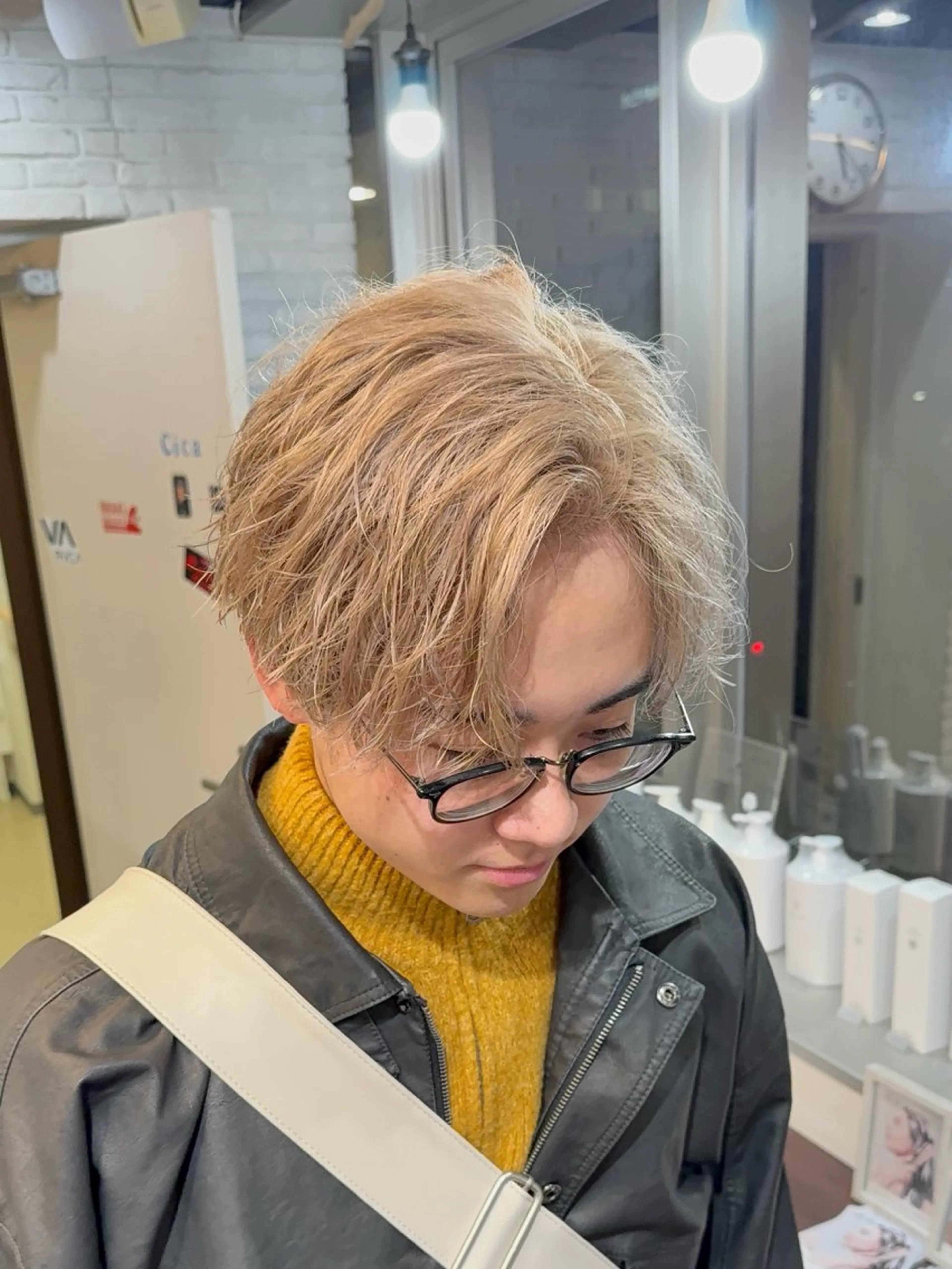 ショート カラー メンズ メンズブリーチ センターパート マッシュ ベージュカラー ブリーチ 東 拓己のヘアスタイル