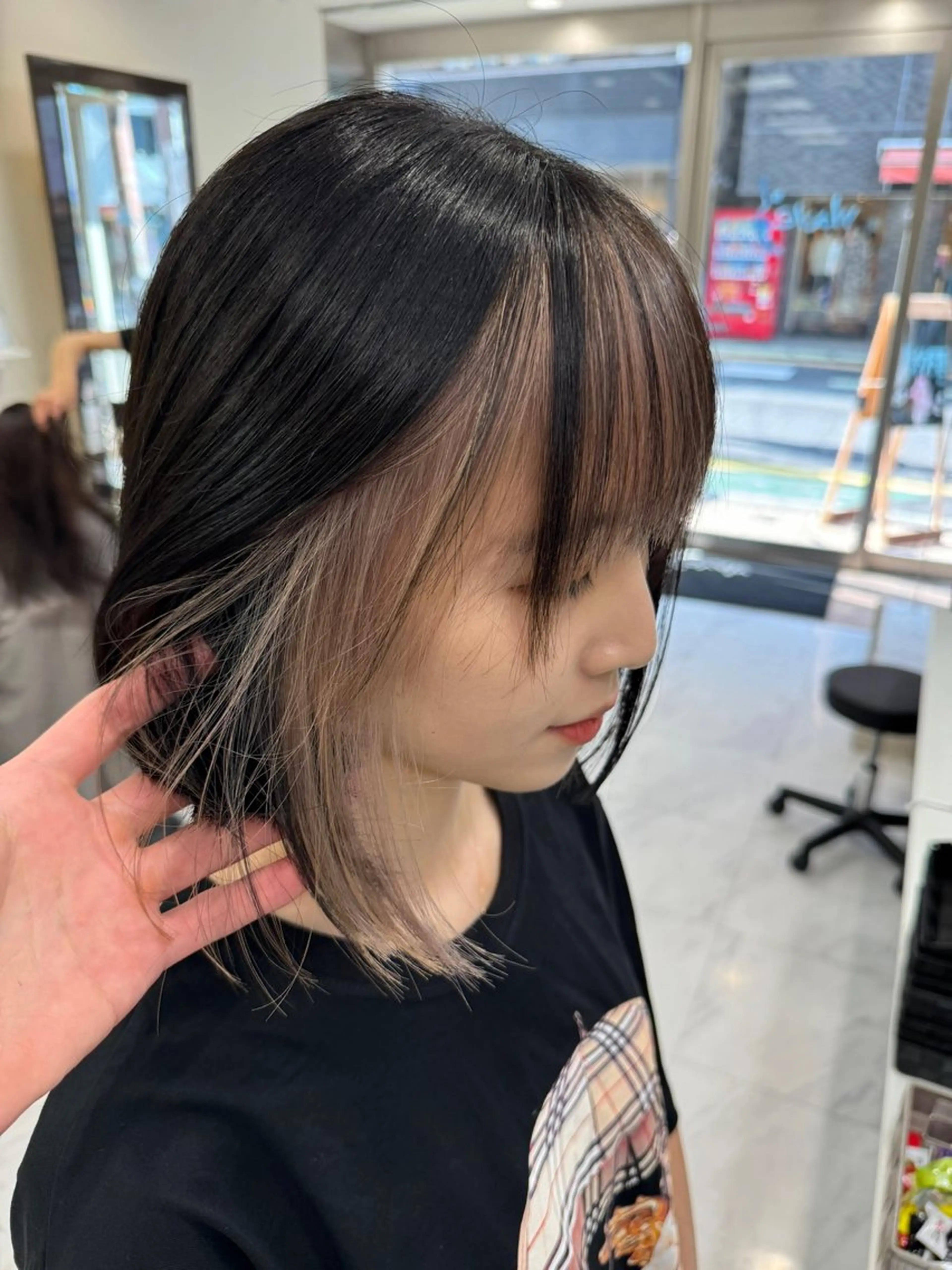 ミディアム カラー ヘアアレンジ 切りっぱなしボブ ミストバング ベージュカラー 黒髪 ブリーチ カット ヘアカラー トリートメント Zina 大宮所属・目黒 碧人のヘアスタイル