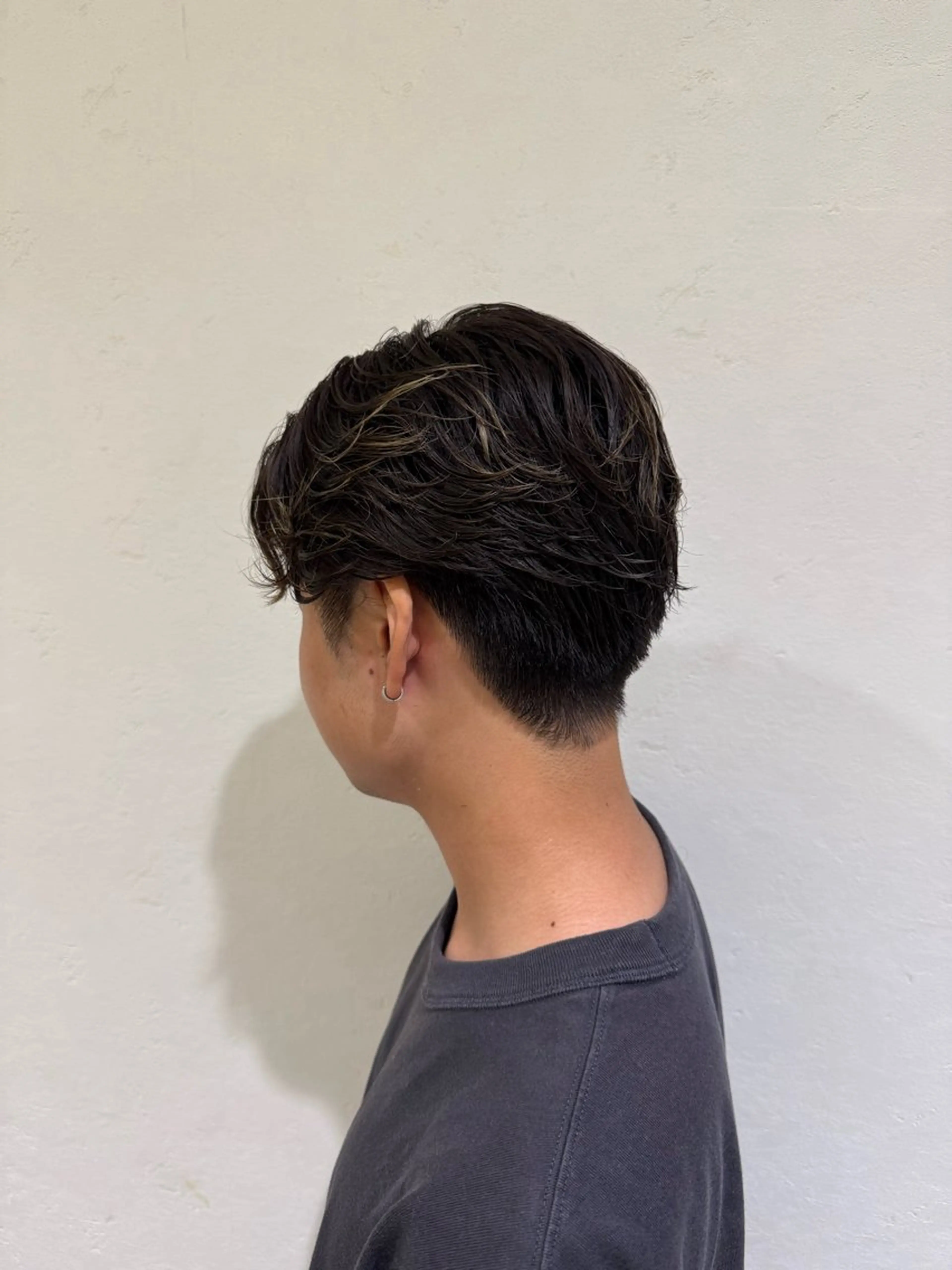 パーマ メンズ センターパート フェザーパーマ メンズ韓国風 メンズパーマ ニュアンスパーマ オシャレは髪型から/ 韓国ヘア特化/下田のヘアスタイル