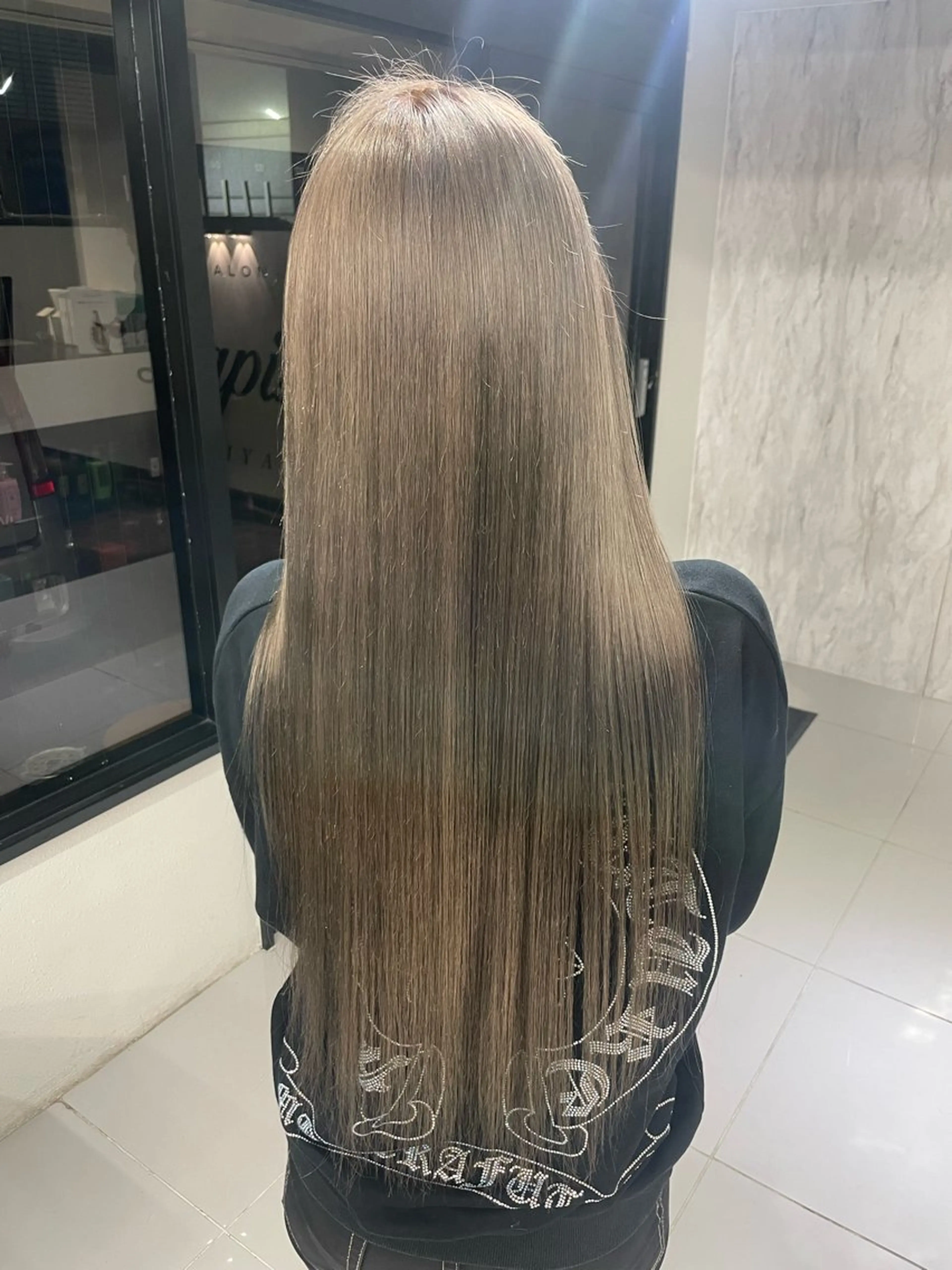 ロング カラー アッシュ ブリーチ ブラウンカラー ヘアカラー トリートメント 佐藤 愛のヘアスタイル